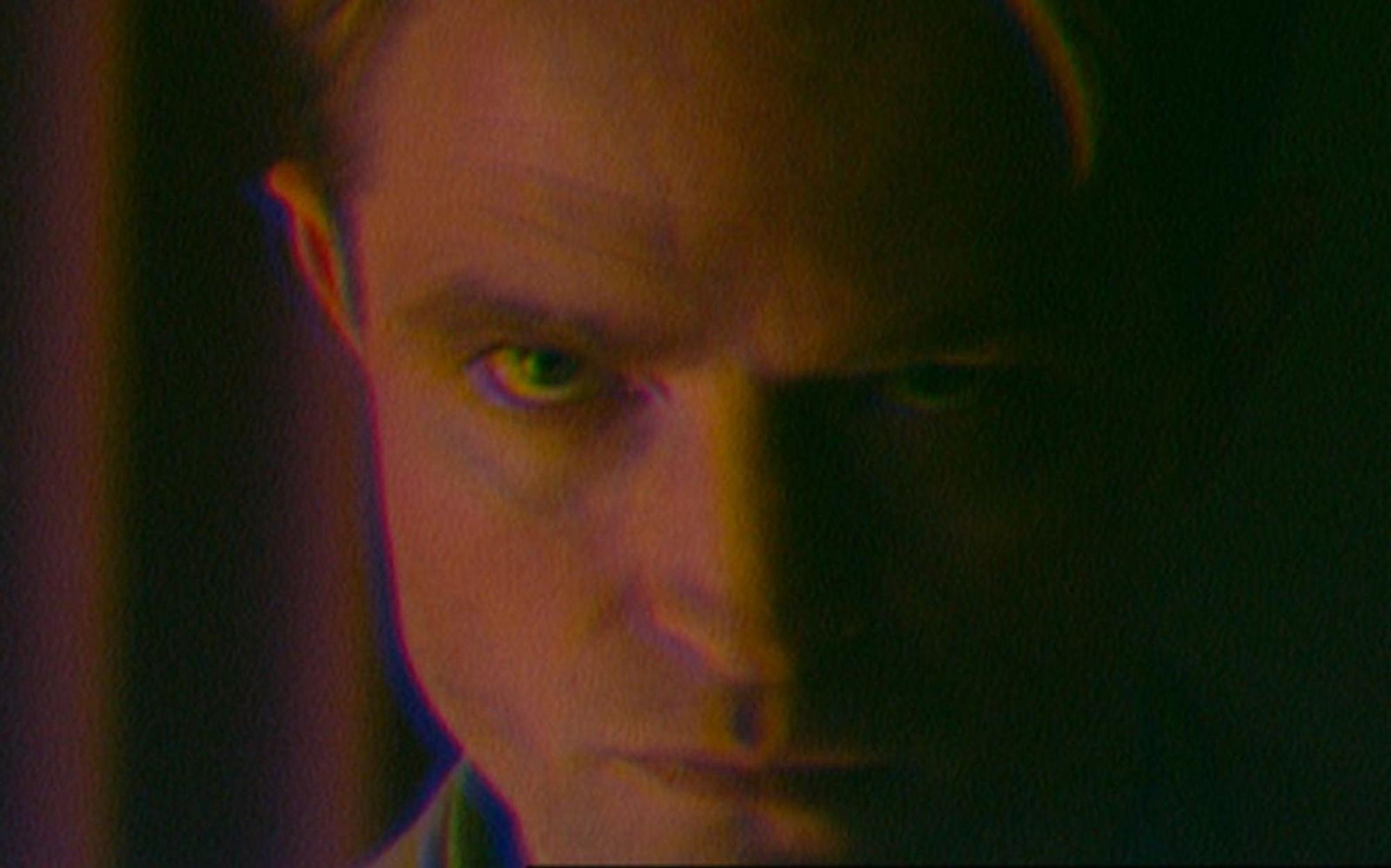 Robert Pattinson spielt die Hauptrolle im Thriller „Primetime“, der die Geschichte der umstrittenen Reality-Sendung „To Catch A Predator“ nacherzählt. (Bild: Leonine Studios)