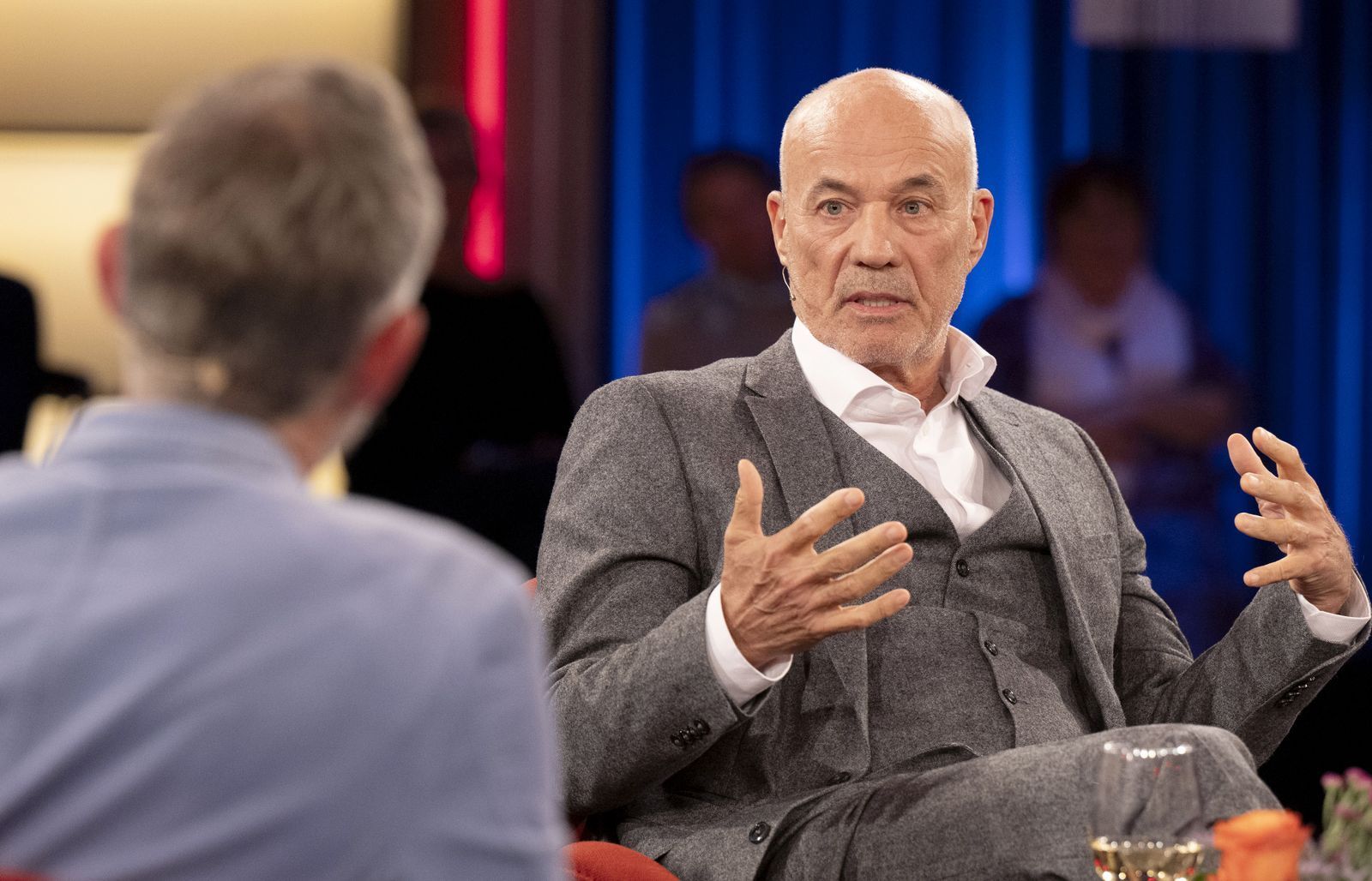 Heiner Lauterbach will sich nicht von KI die Arbeit abnehmen lassen: „Der Mensch muss etwas Sinnvolles tun.“ (Bild: WDR / FLOW / Melanie Grande)