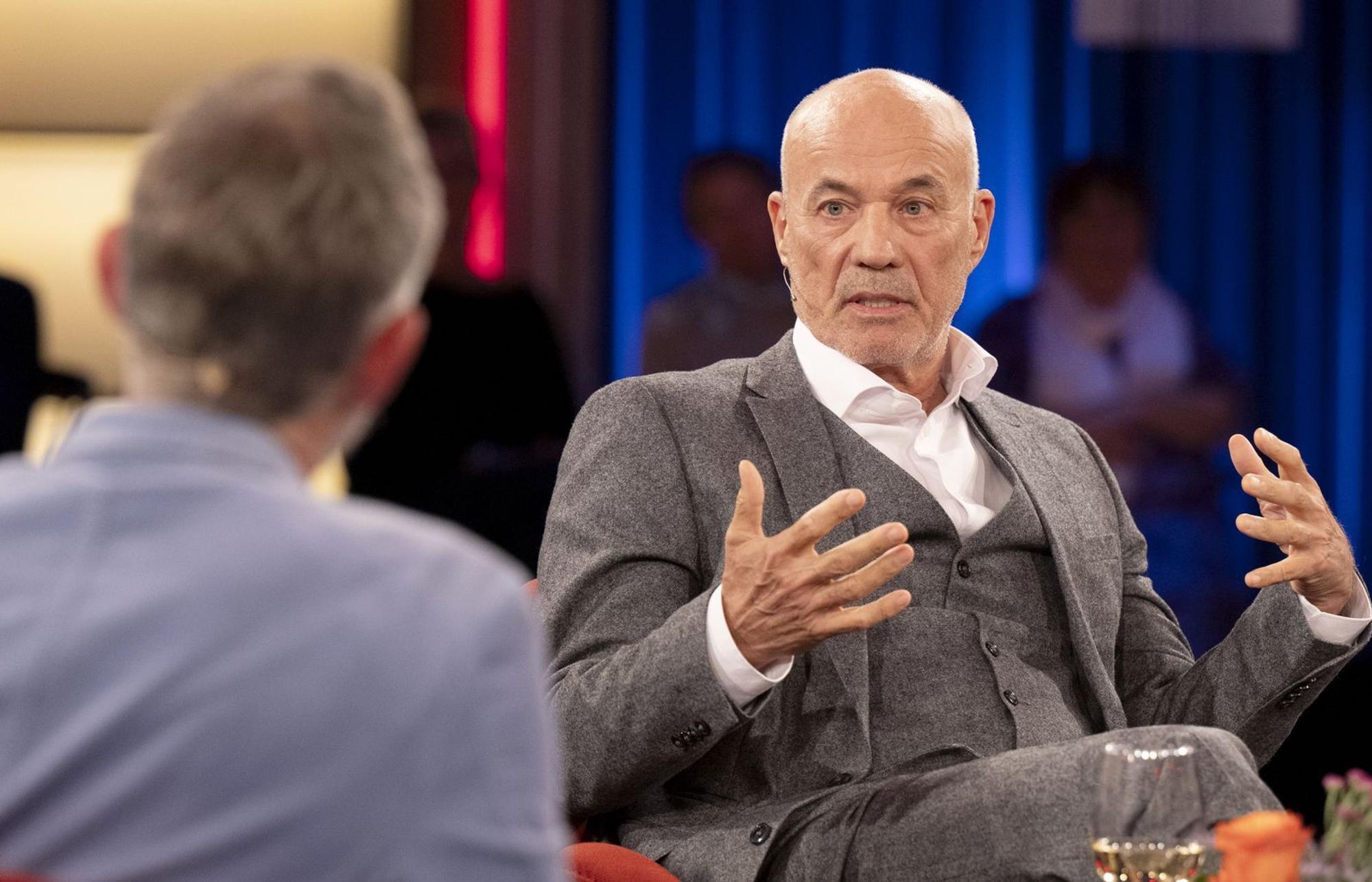 Heiner Lauterbach will sich nicht von KI die Arbeit abnehmen lassen: „Der Mensch muss etwas Sinnvolles tun.“ (Bild: WDR / FLOW / Melanie Grande)