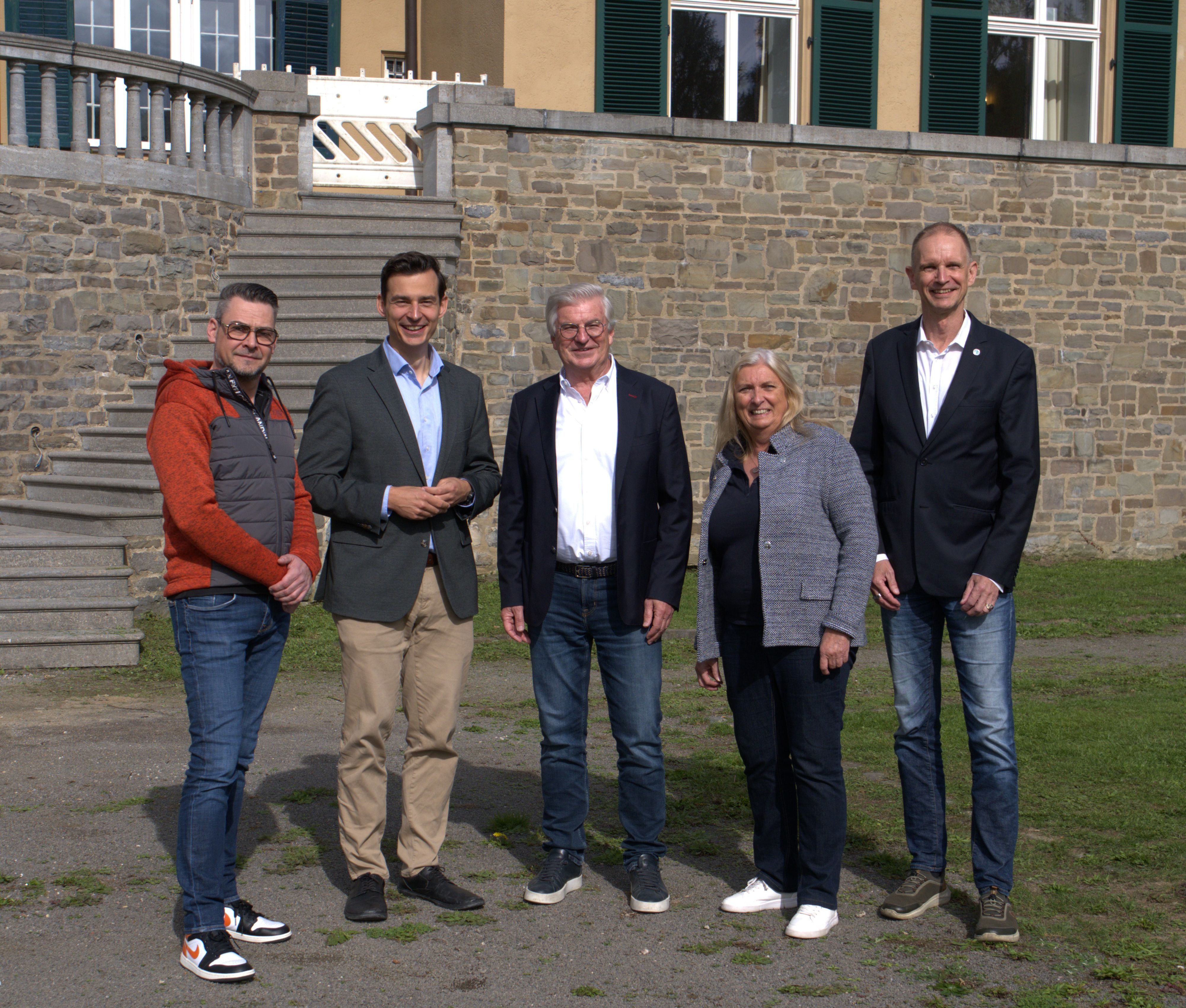 Fünf Menschen stehen vor Schloss Lerbach.