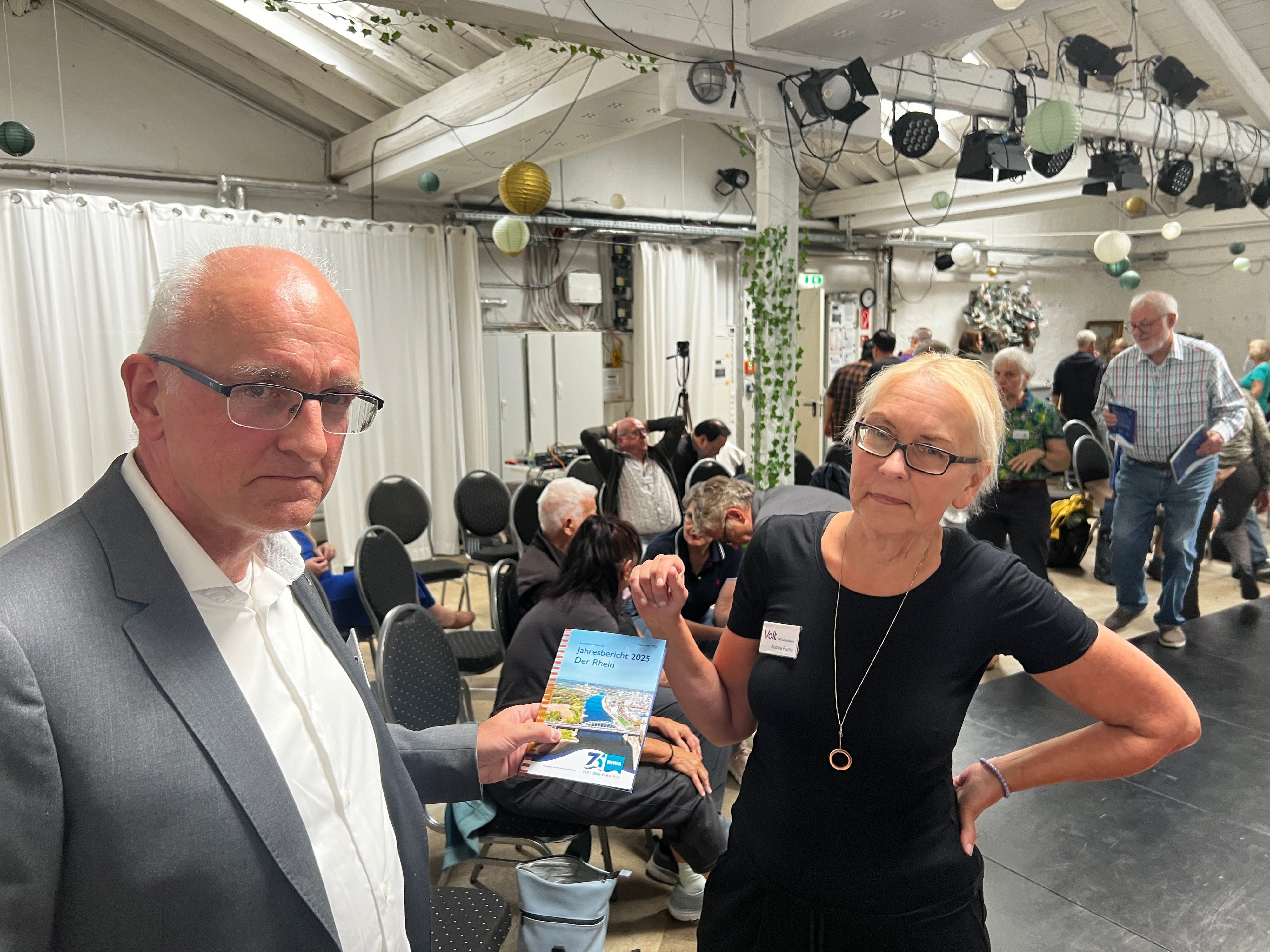 Gerard Stroomberg, Andrea Fuchs (Volt) 
Zur Diskussion in Hitdorf, Thema PFAS im Abwasser Bild: Ralf Krieger