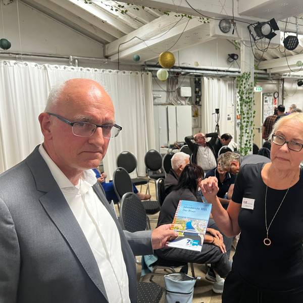Gerard Stroomberg, Andrea Fuchs (Volt)
Zur Diskussion in Hitdorf, Thema PFAS im Abwasser Bild: Ralf Krieger