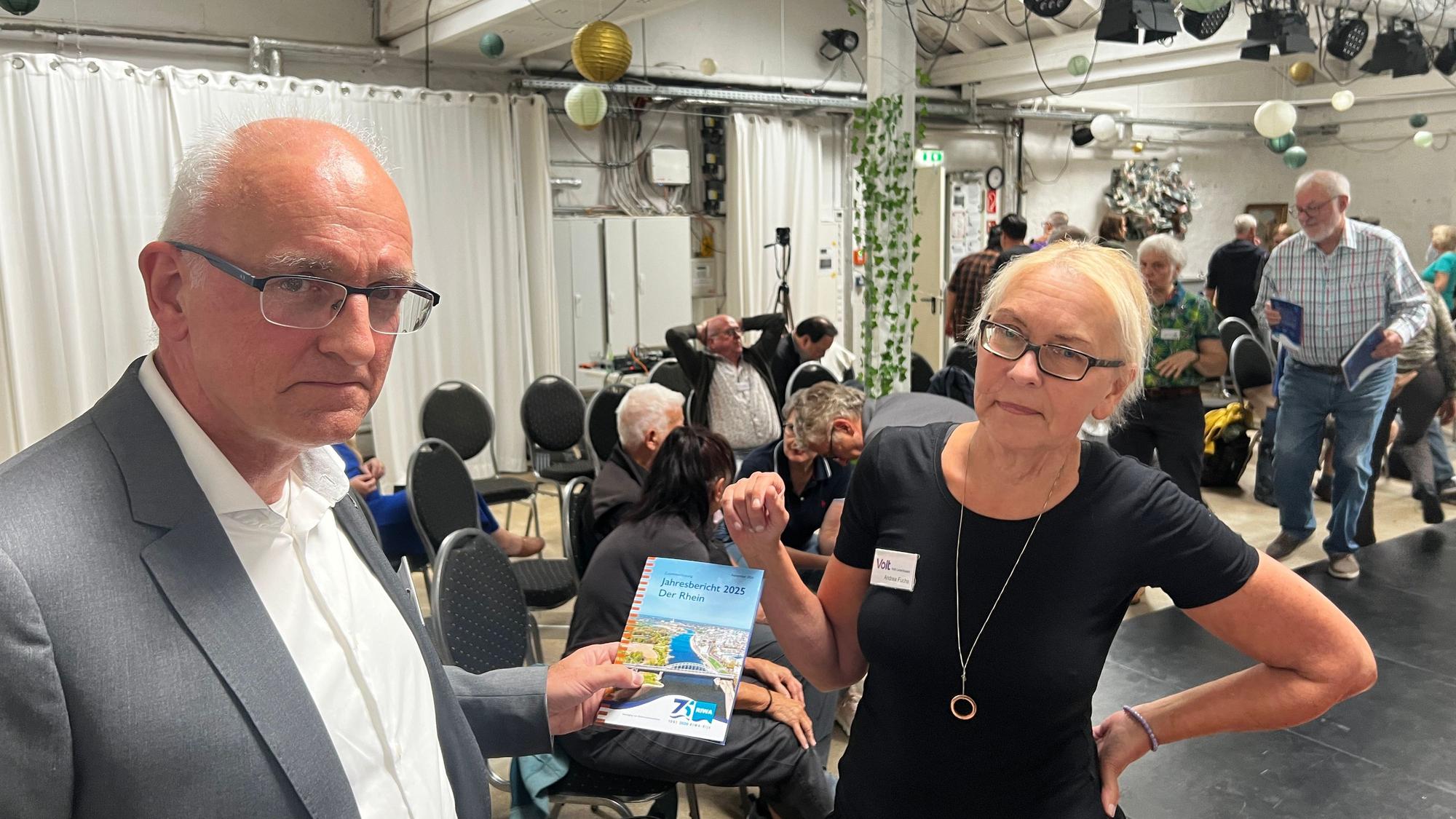 Gerard Stroomberg, Andrea Fuchs (Volt)
Zur Diskussion in Hitdorf, Thema PFAS im Abwasser Bild: Ralf Krieger