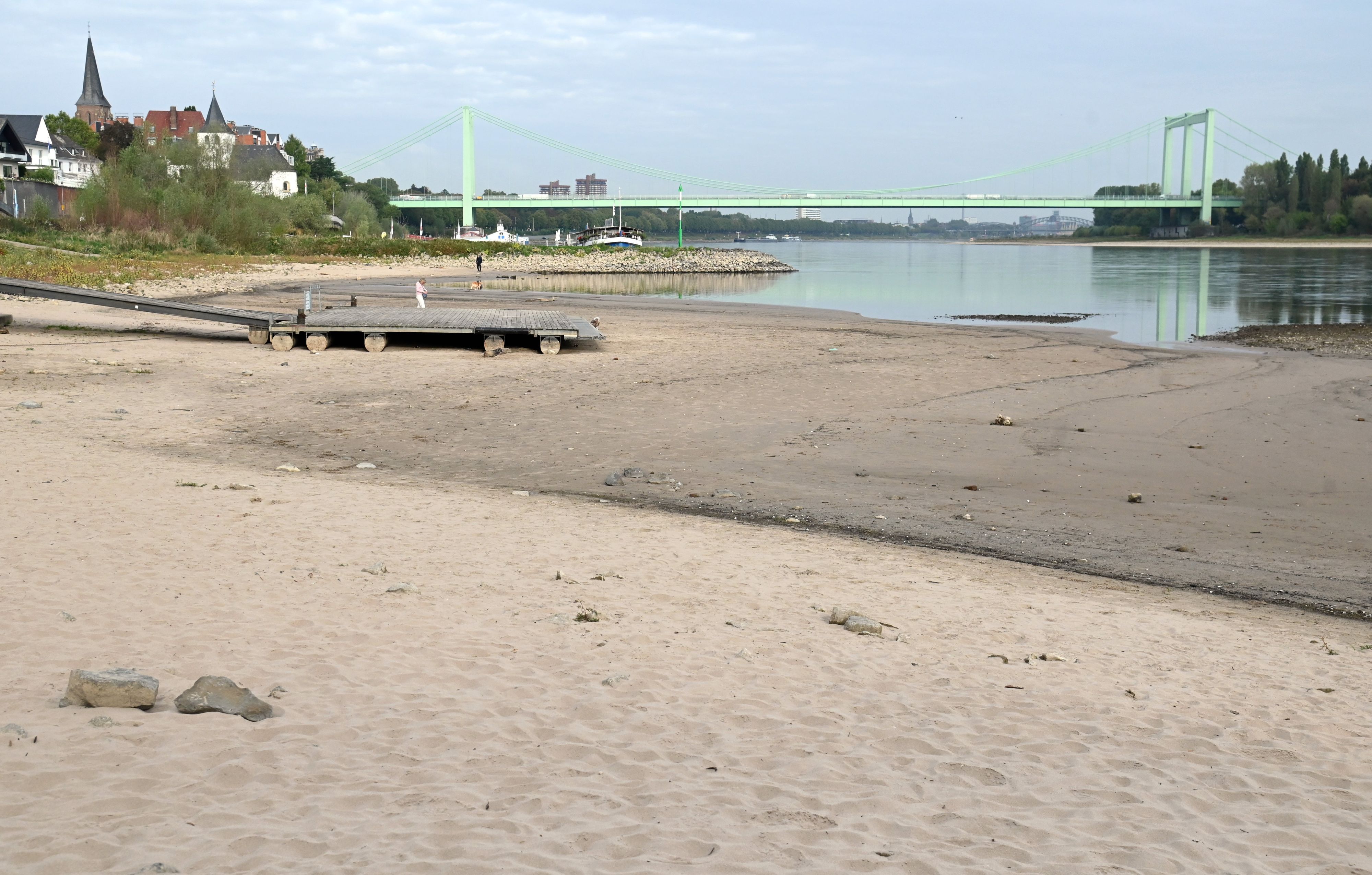 Das seit Wochen herrschende Niedrigwasser des Rheins sorgt in Köln und Nordrhein-Westfalen erneut für Tiefstwerte.