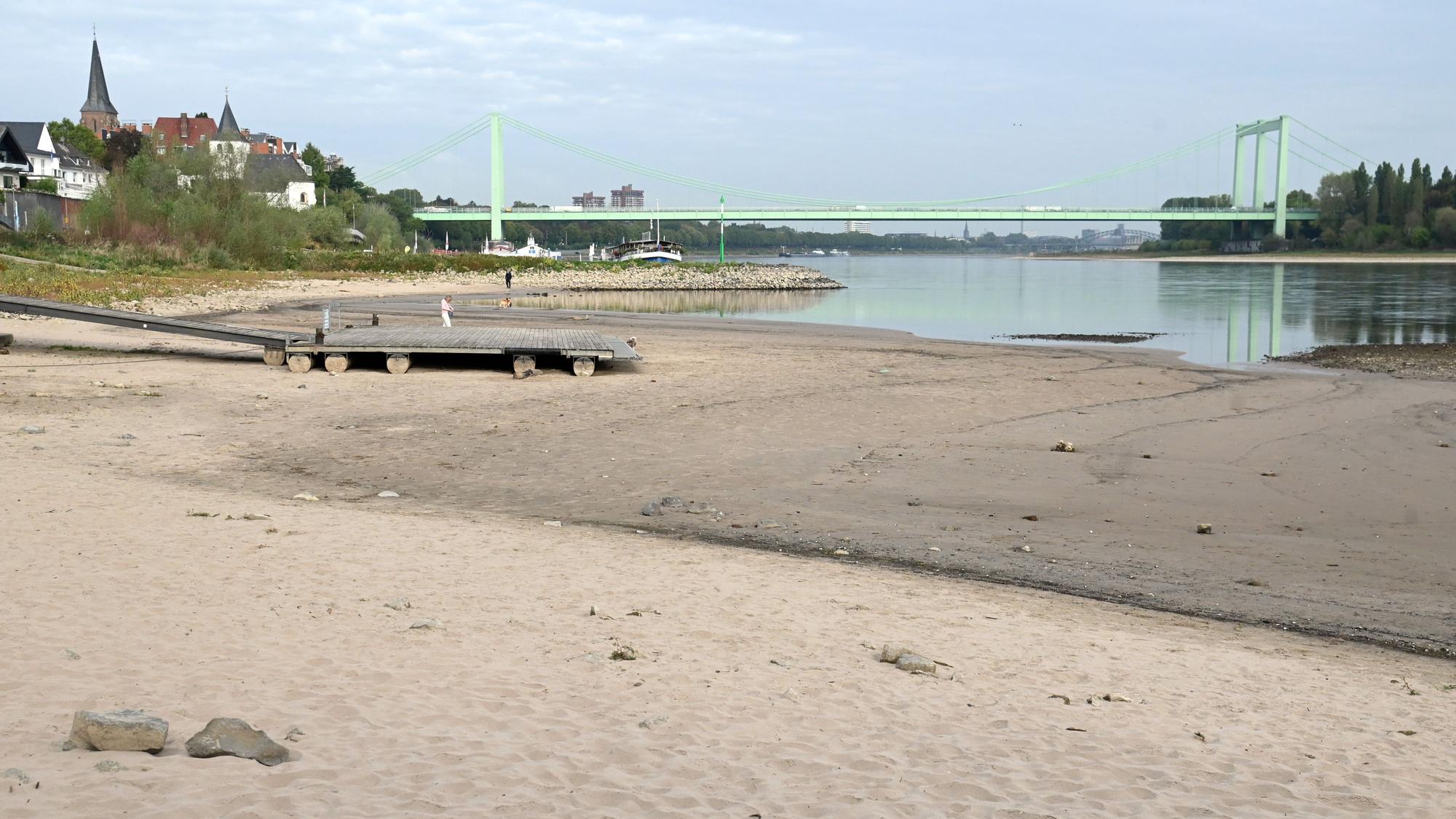 Das seit Wochen herrschende Niedrigwasser des Rheins sorgt in Köln und Nordrhein-Westfalen erneut für Tiefstwerte.