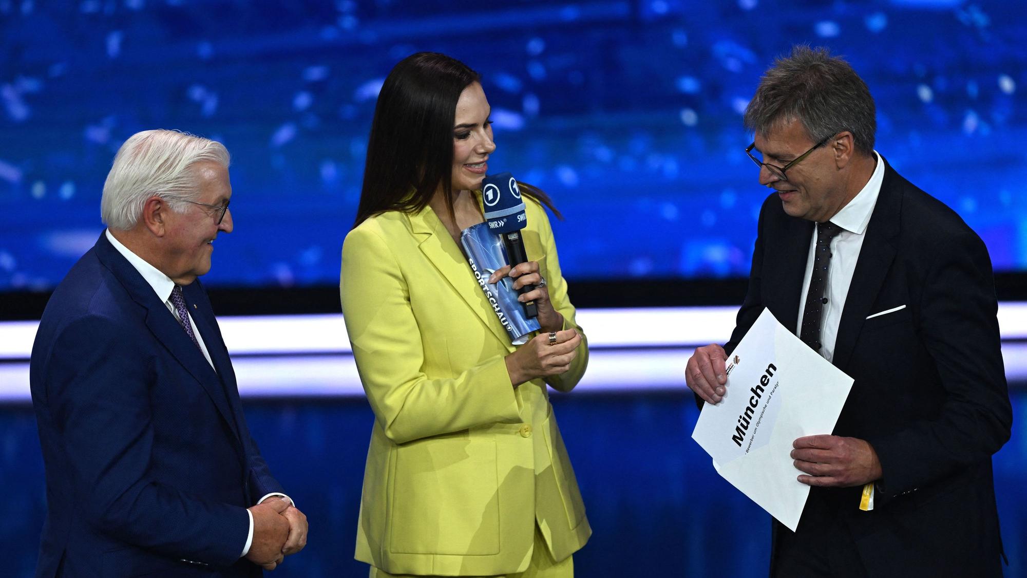 Thomas Weikert zeigt vor Bekanntgabe das Ergebnis.