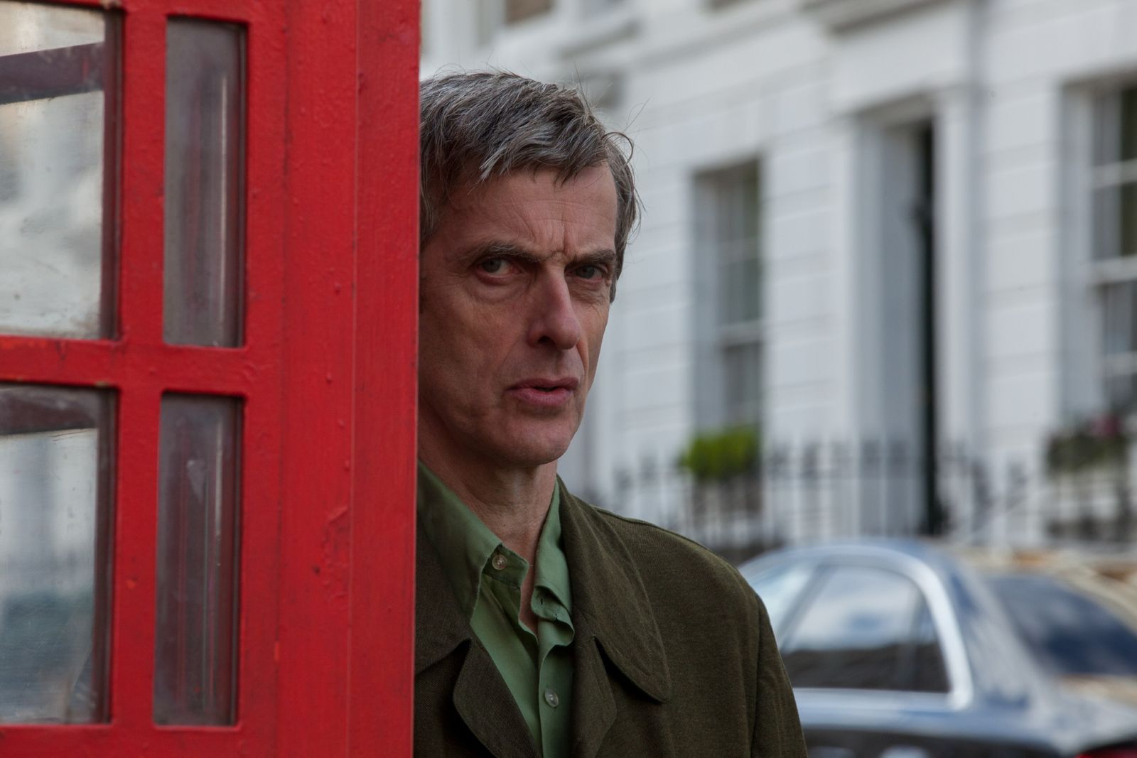 Mister Curry (Peter Capaldi) ist ein Nachbar der Familie Brown und beäugt den Bären skeptisch. (Bild: RTL / P&Co. Ltd.SC 2014. Licensed on behalf of Studiocanal S.A. by Copyrights Group)