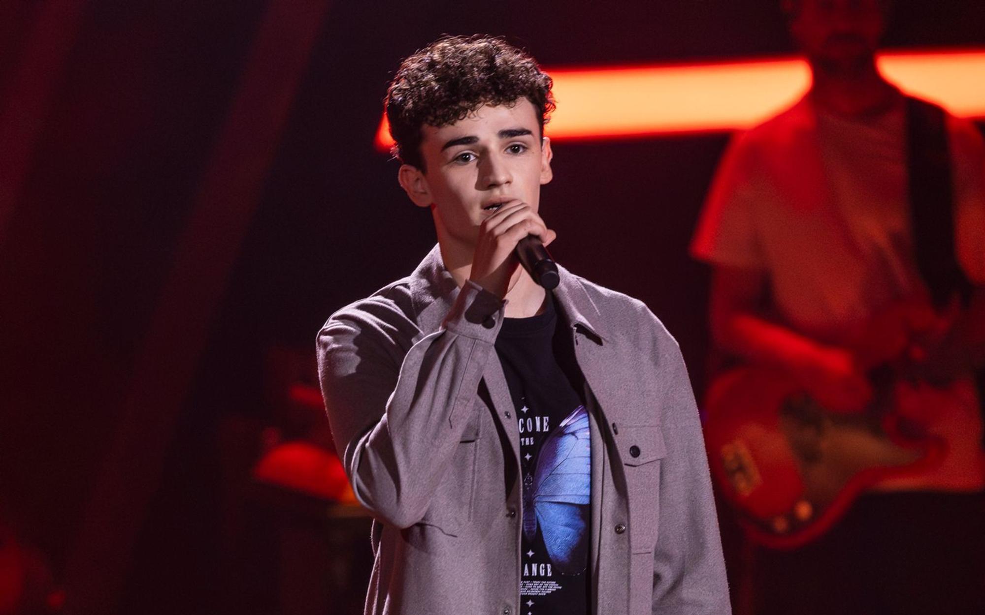 Benjamin Bieck begeisterte bei „The Voice of Germany“ mit seiner Version des AnnenMayKantereit-Lieds „Barfuß am Klavier“. (Bild: Joyn / Richard Hübner)