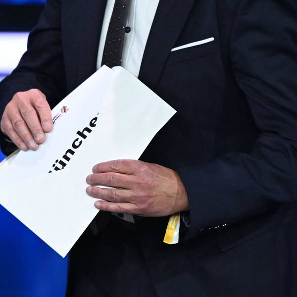 Thomas Weikert, Präsident des Deutschen Olympischen Sportbundes (DOSB), öffnet auf der Bühne bei der Wahl des deutschen Olympiabewerbers für 2036, 2040 oder 2044 den Umschlag.