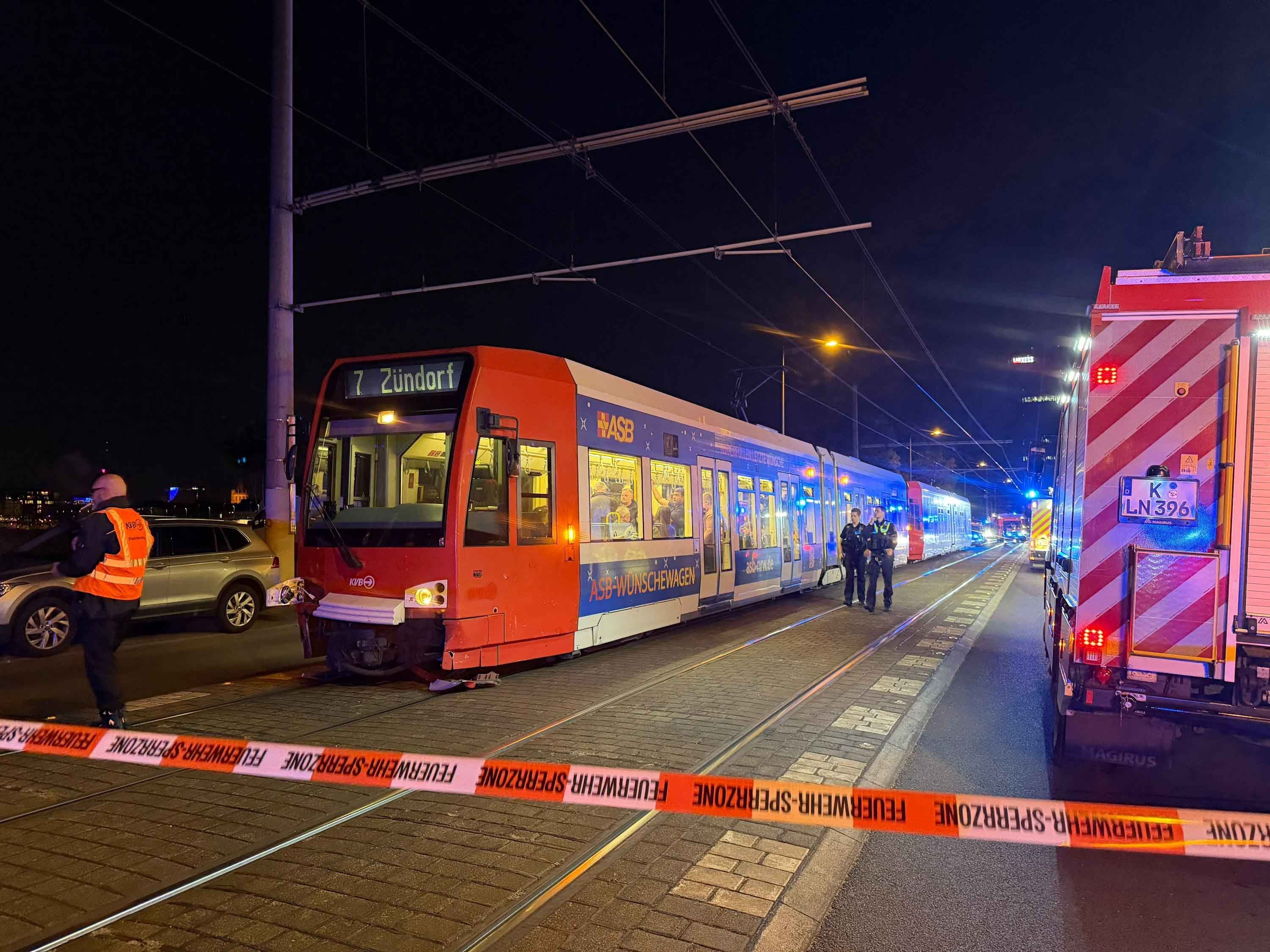 Die Polizei hat eine Unfallstelle in Köln mit Flatterband abgesperrt