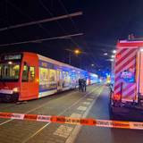 Die Polizei hat eine Unfallstelle in Köln mit Flatterband abgesperrt
