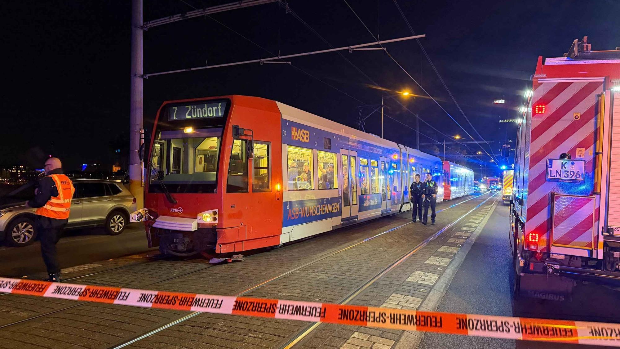 Die Polizei hat eine Unfallstelle in Köln mit Flatterband abgesperrt