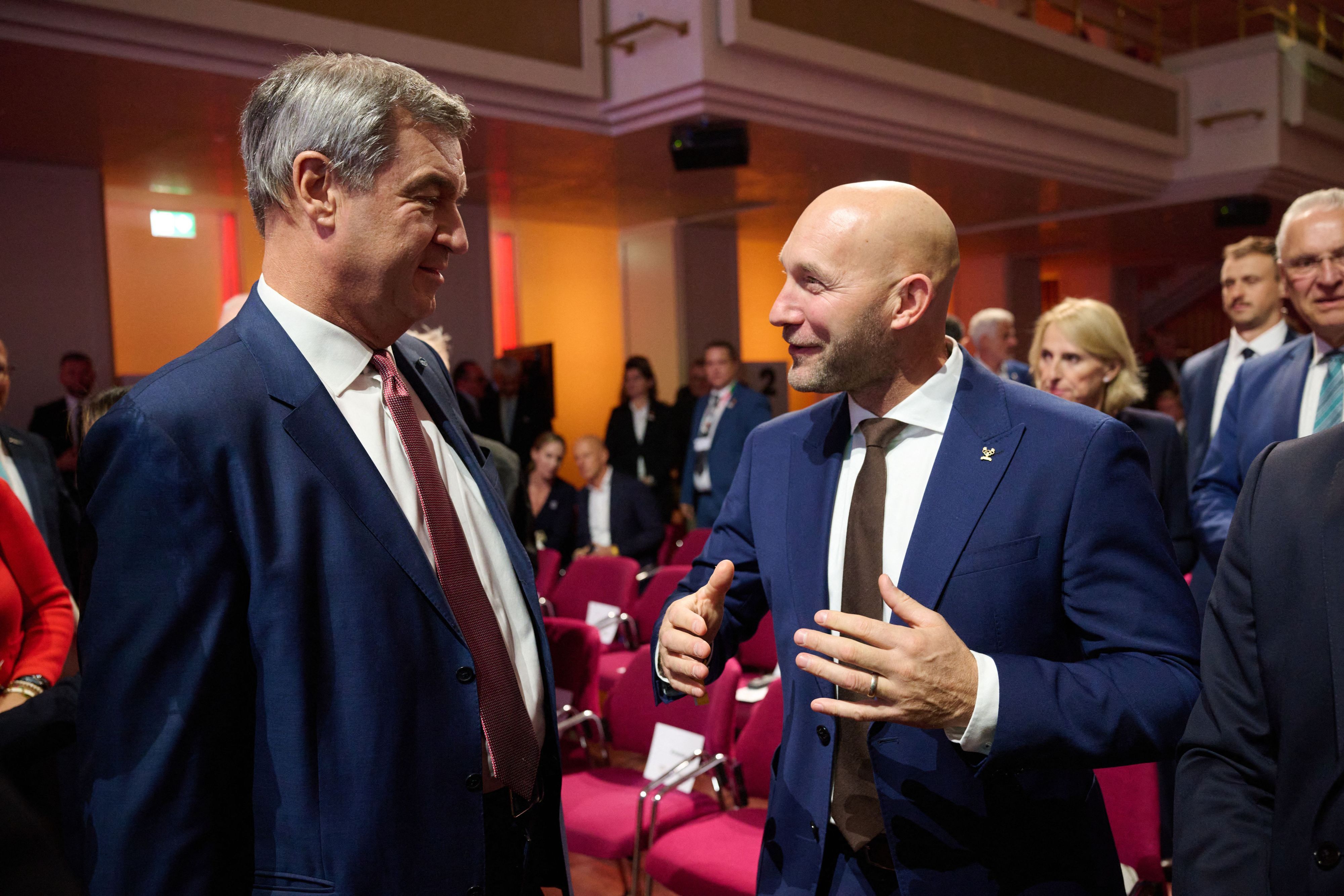 Kanu-Olympiasieger Ronald Rauhe, inzwischen Staatsminister für Sport und Ehrenamt, unterhält sich in Baden-Baden mit Bayerns Ministerpräsident Markus Söder (CSU).