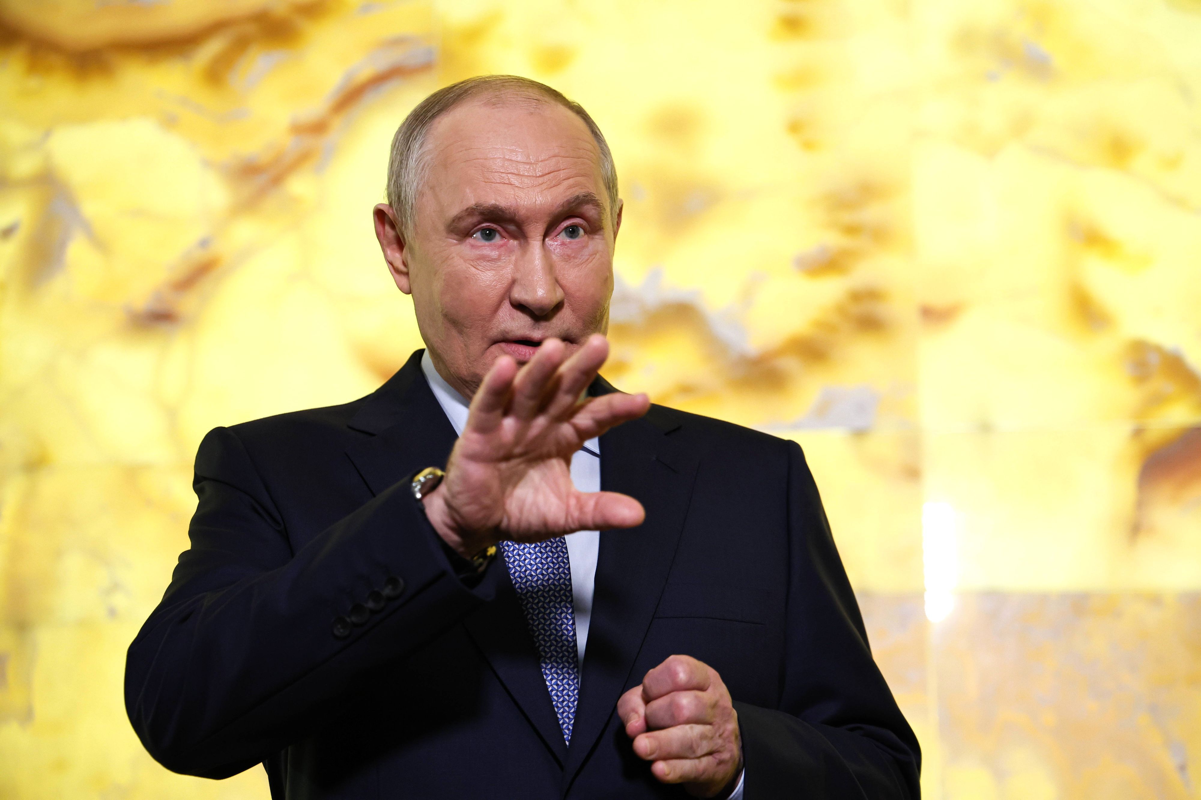 Kremlchef Wladimir Putin im Gespräch mit Reportern am Freitag (25. September) in St. Petersburg.