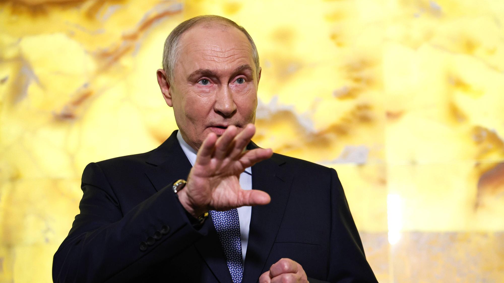 Kremlchef Wladimir Putin im Gespräch mit Reportern am Freitag (25. September) in St. Petersburg.