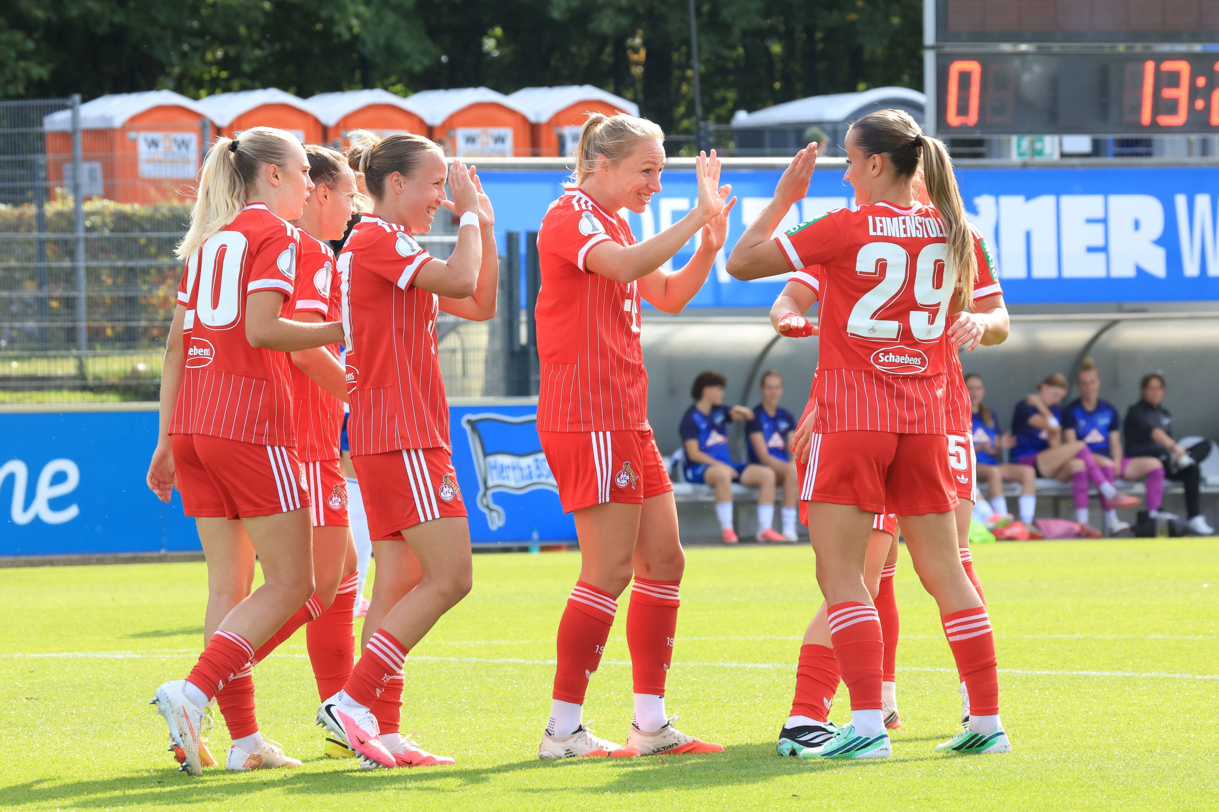 Spielerinnen des 1. FC Köln jubeln über ein Tor.