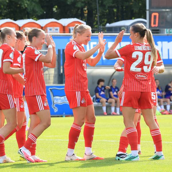 Spielerinnen des 1. FC Köln jubeln über ein Tor.