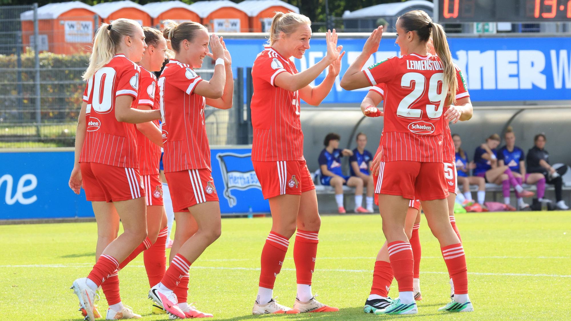 Spielerinnen des 1. FC Köln jubeln über ein Tor.