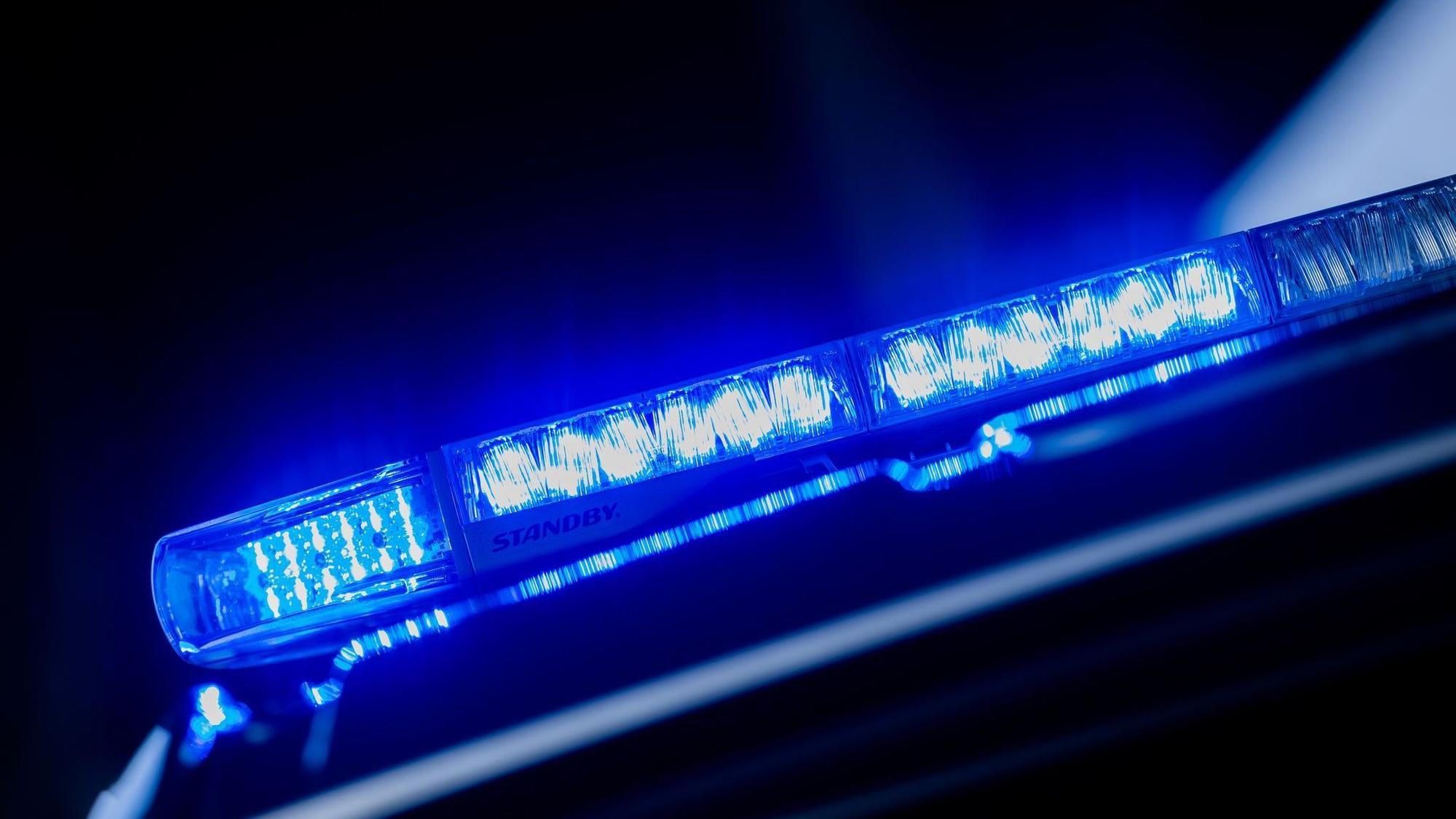 Auto stößt mit Bus zusammen
