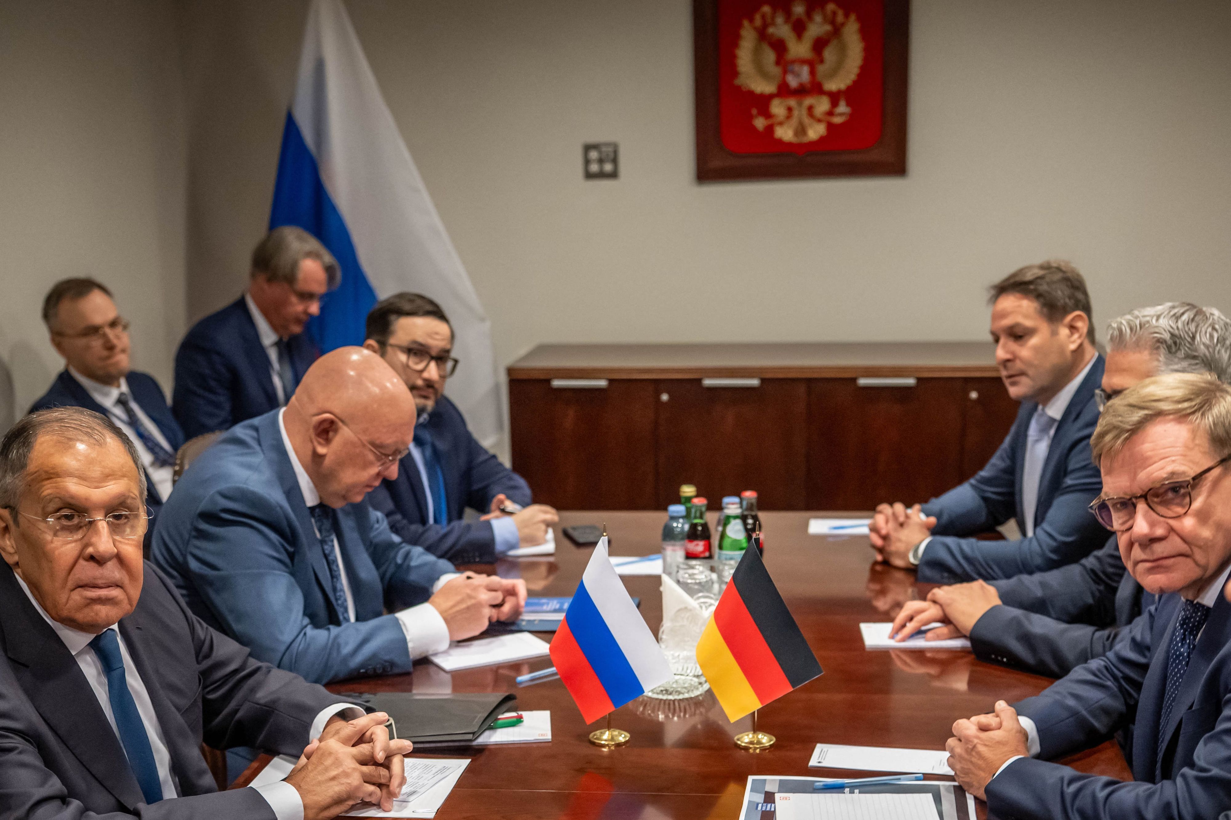 Sergej Lawrow (l.), Außenminister von Russland, sitzt gegenüber von Johann Wadephul (CDU, r.), Außenminister, bei einem Treffen am Rande der Sitzung der UN Generalversammlung.