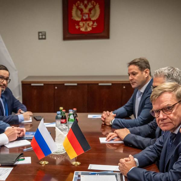 Sergej Lawrow (l.), Außenminister von Russland, sitzt gegenüber von Johann Wadephul (CDU, r.), Außenminister, bei einem Treffen am Rande der Sitzung der UN Generalversammlung.