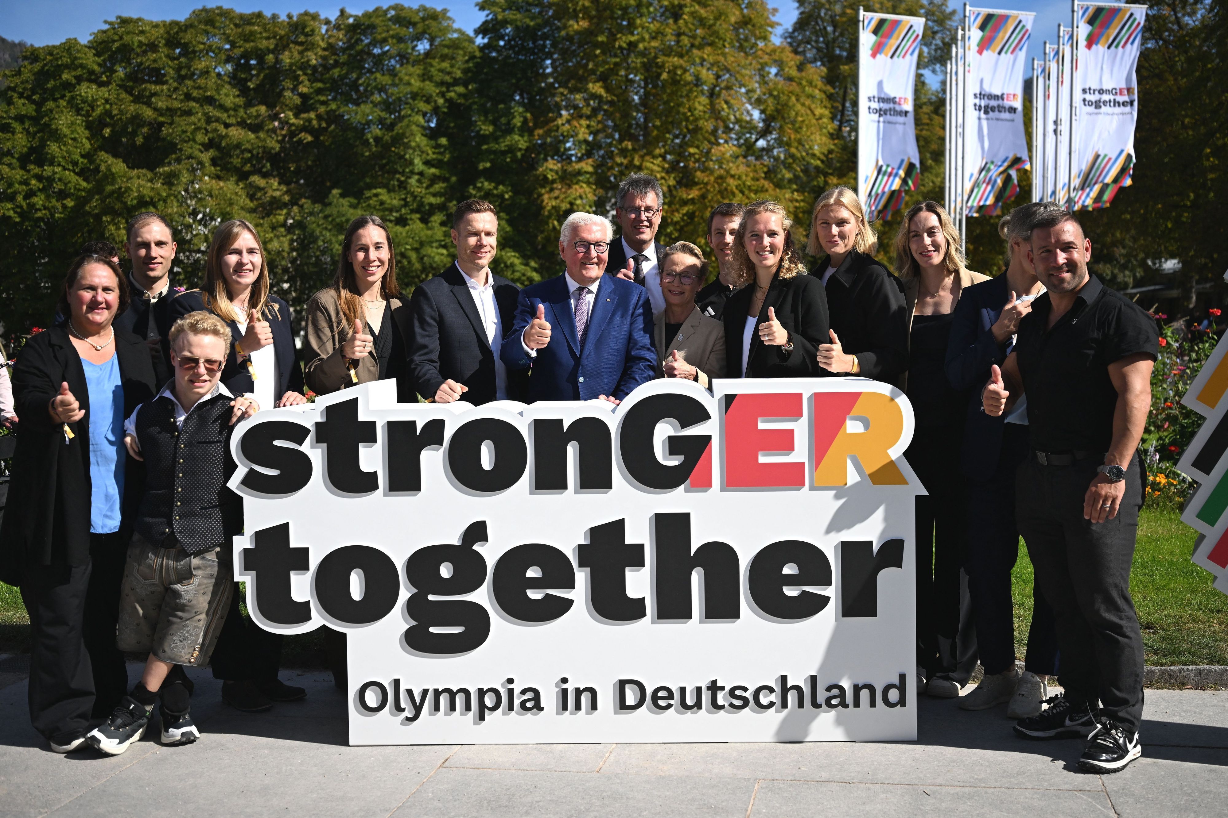 Bundespräsident Frank-Walter Steinmeier (Mitte ) mit Sportlern und DOSB-Präsident Thomas Weikert (Mitte hinten) am Rande des Olympia-Entscheids in Baden-Baden.