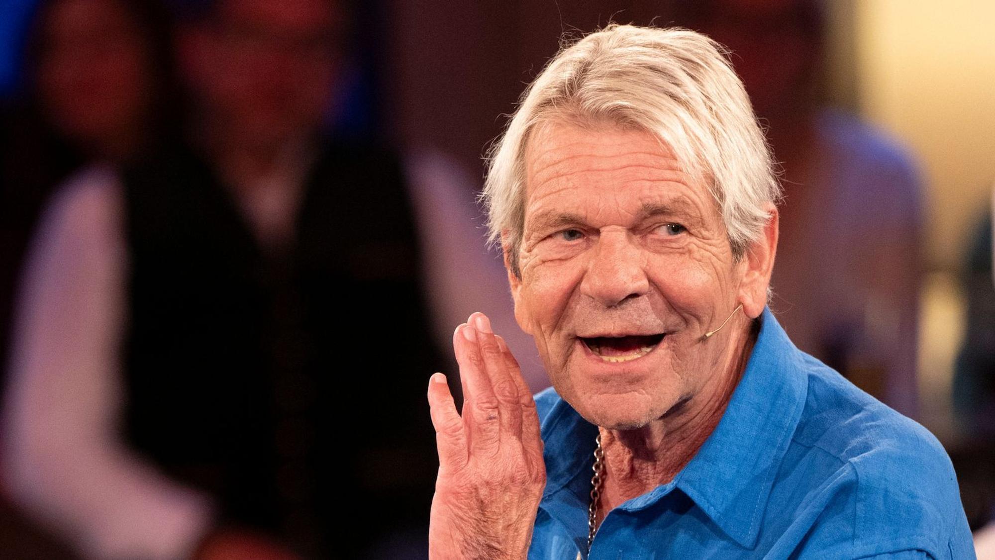Matthias Reim srpach im „Kölner Treff“ über sein Verhältnis zum deutschen „Pop-Titan“. (Bild: Melanie Grande / WDR / Kölner Treff)