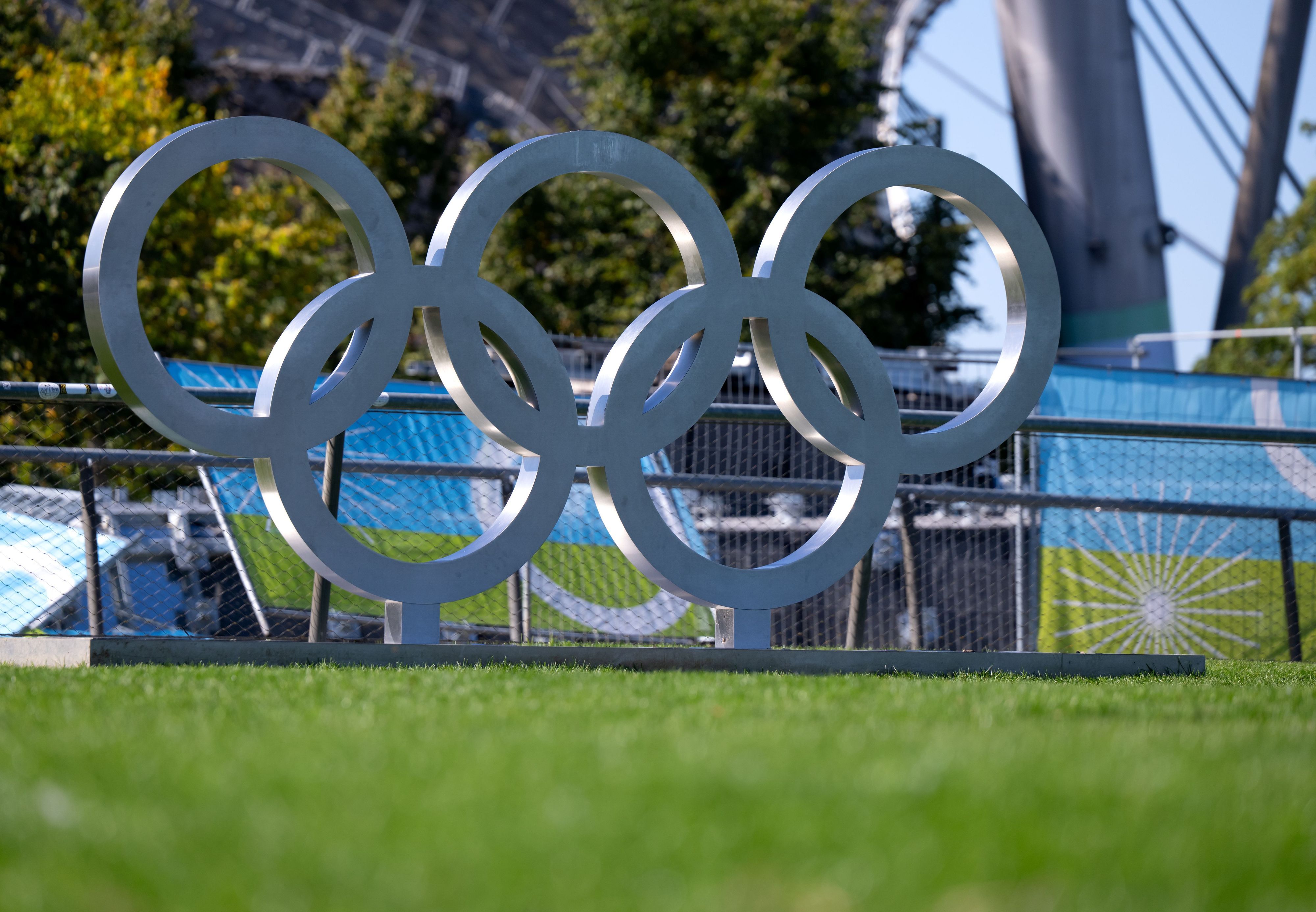 Die olympischen Ringe stehen im Münchner Olympiapark. Am Samstag entscheidet eine außerordentliche Mitgliederversammlung des DOSB in Baden-Baden, ob München oder Köln-Rhein-Ruhr deutscher Bewerber für Sommerspiele wird.