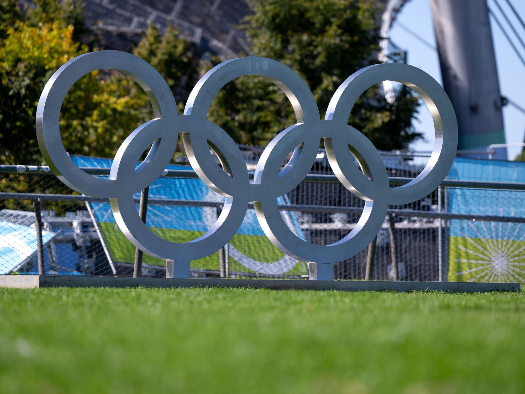 Die olympischen Ringe stehen im Münchner Olympiapark. Am Samstag entscheidet eine außerordentliche Mitgliederversammlung des DOSB in Baden-Baden, ob München oder Köln-Rhein-Ruhr deutscher Bewerber für Sommerspiele wird.