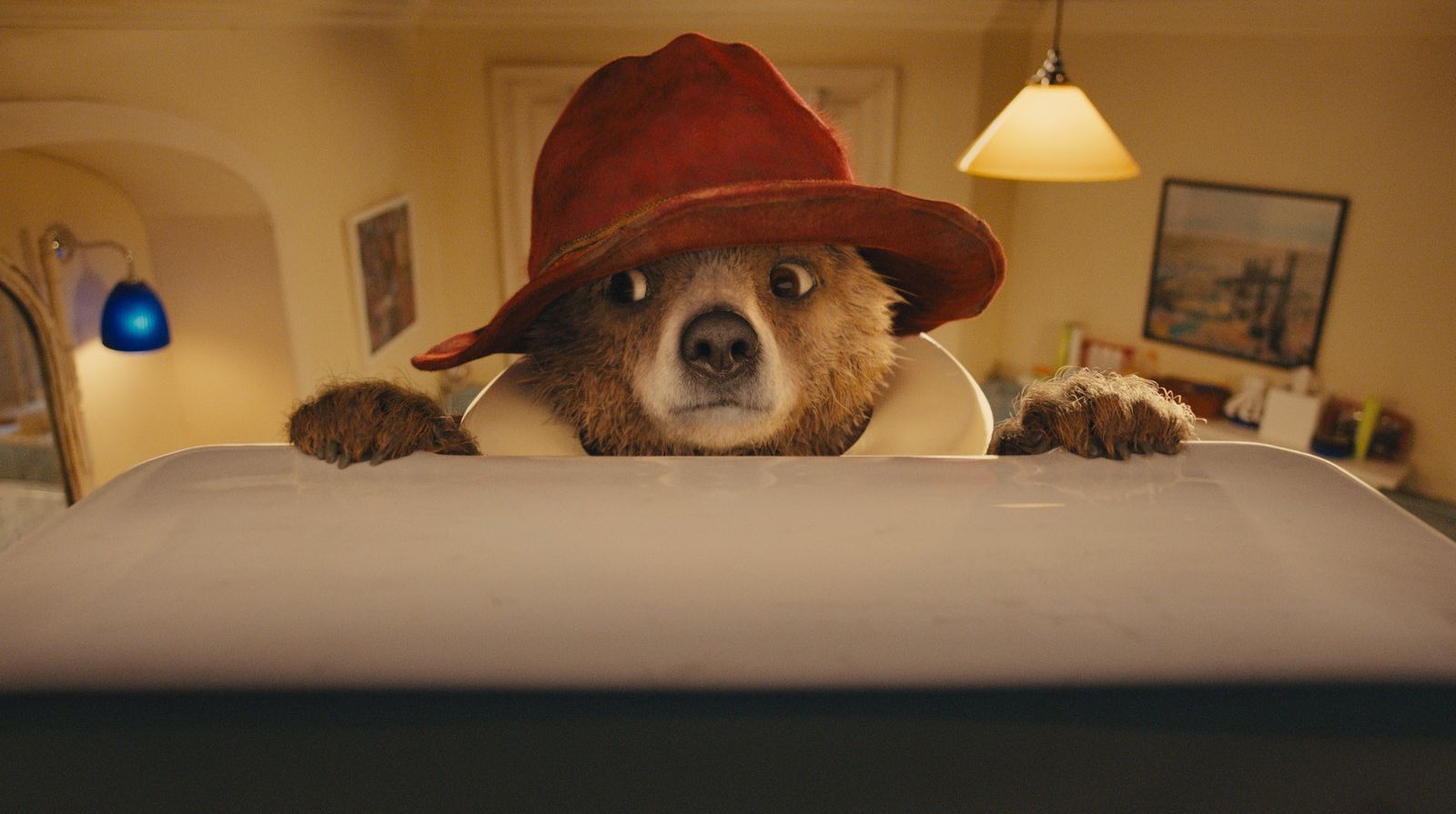Paddington stiftet Chaos - unbeabsichtigt, natürlich.  (Bild: RTL / P&Co. Ltd.SC 2014. Licensed on behalf of Studiocanal S.A. by Copyrights Group)