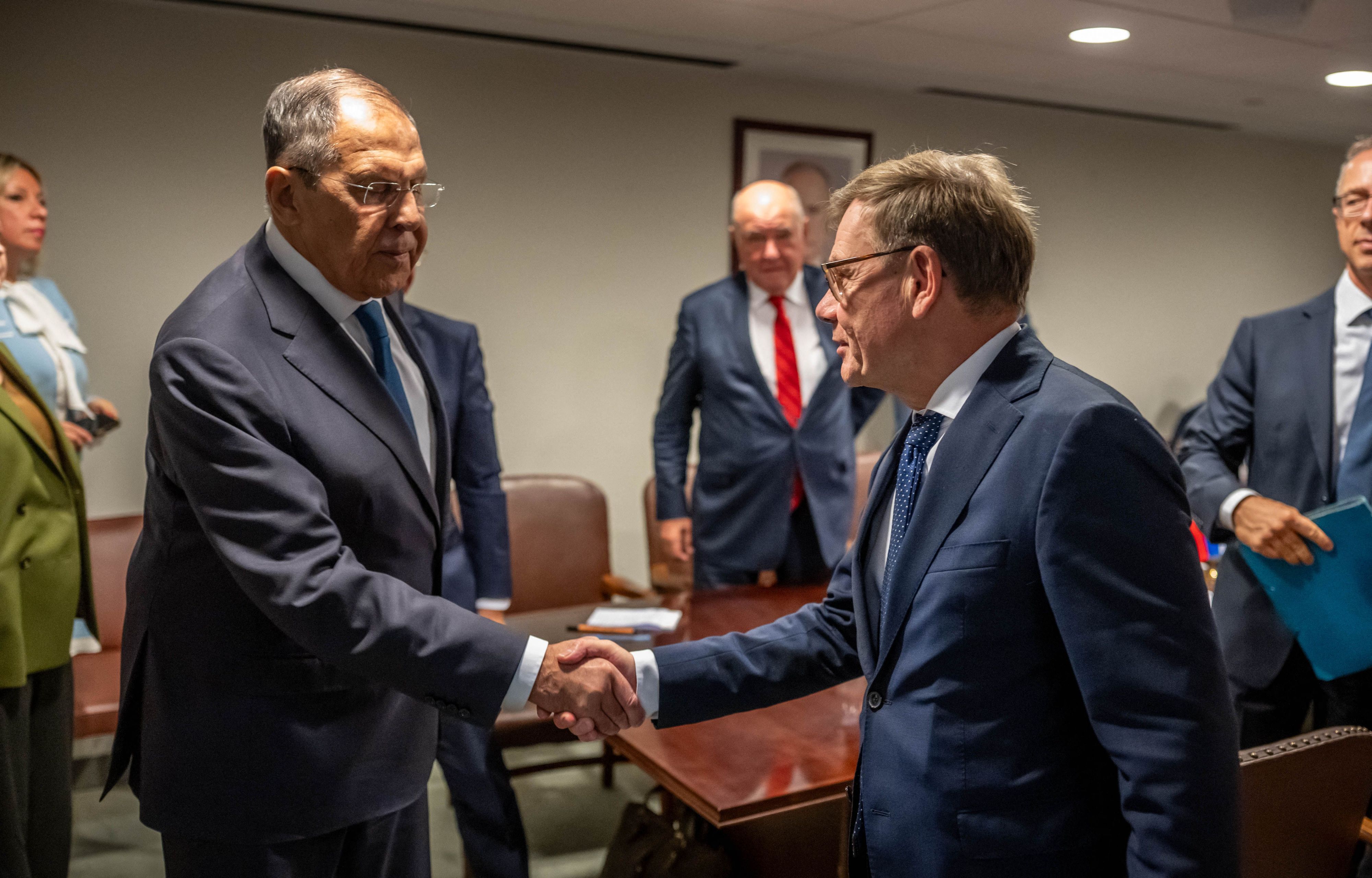 Sergei Lawrow (l.), Außenminister von Russland, verabschiedet sich von Johann Wadephul (CDU, r.).