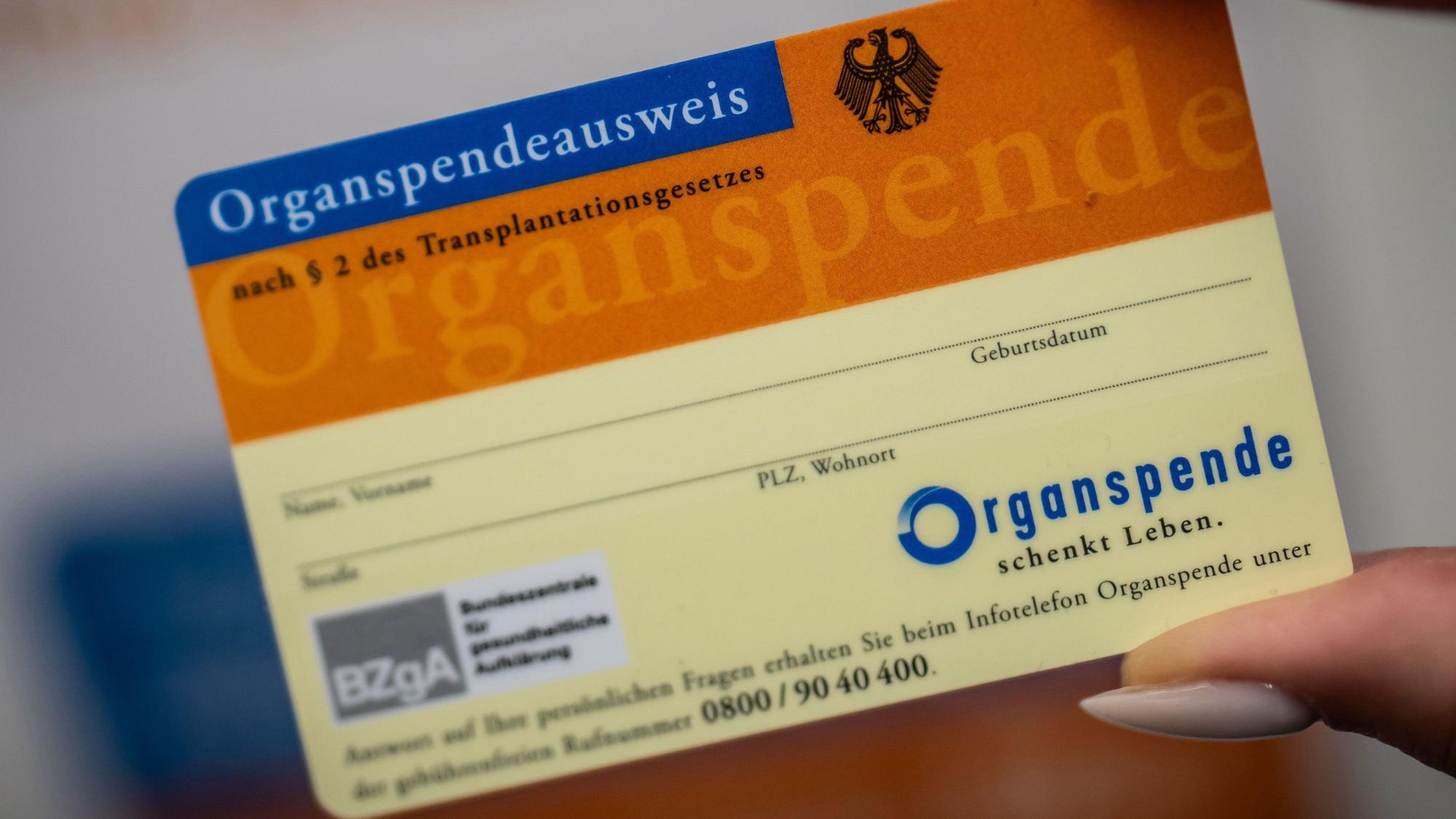Einen Organspendeausweis bekommt man kostenfrei in Arztpraxen, in Apotheken oder online als PDF.