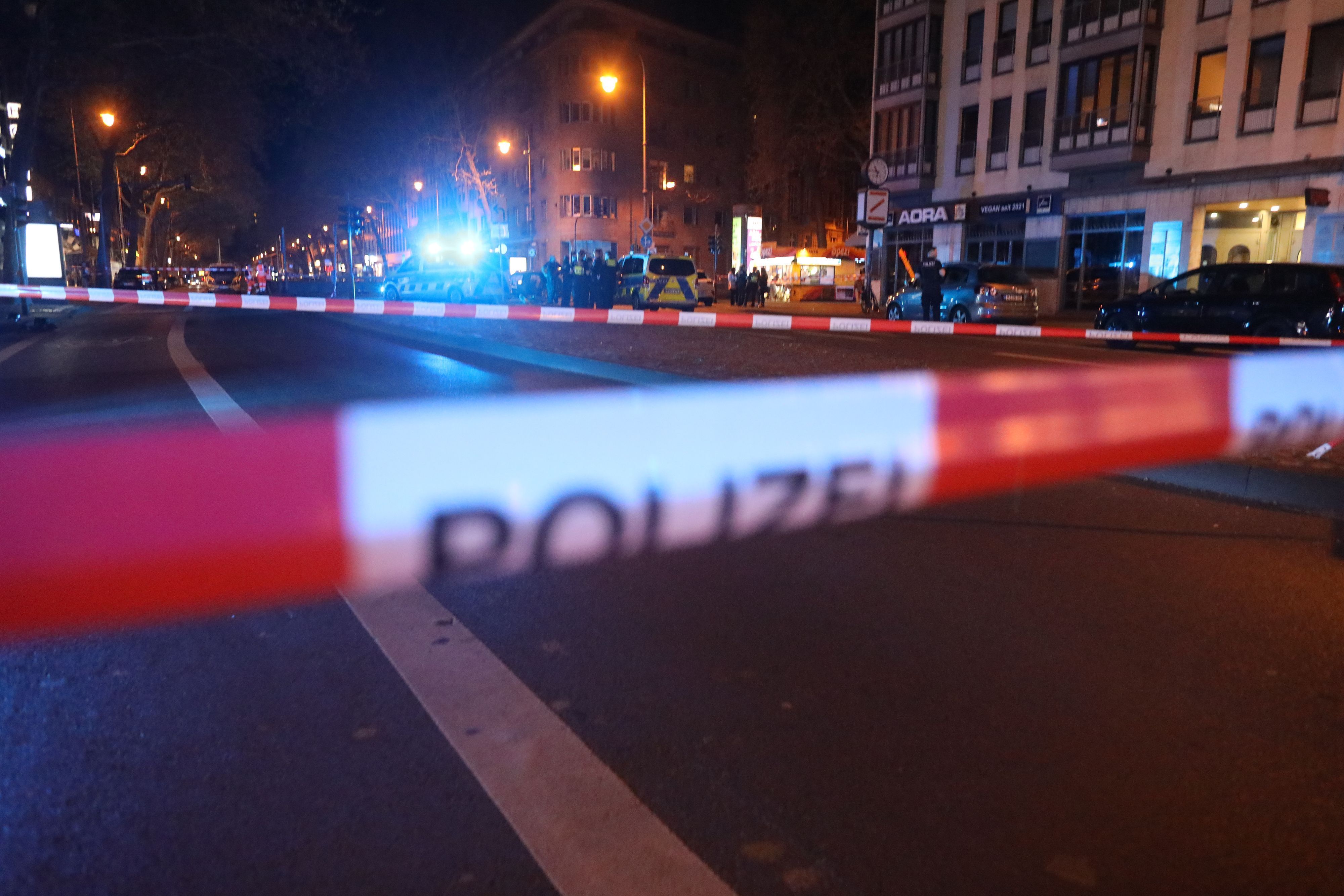 Die Polizei hat eine Unfallstelle in Köln mit Flatterband abgesperrt