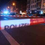 Die Polizei hat eine Unfallstelle in Köln mit Flatterband abgesperrt