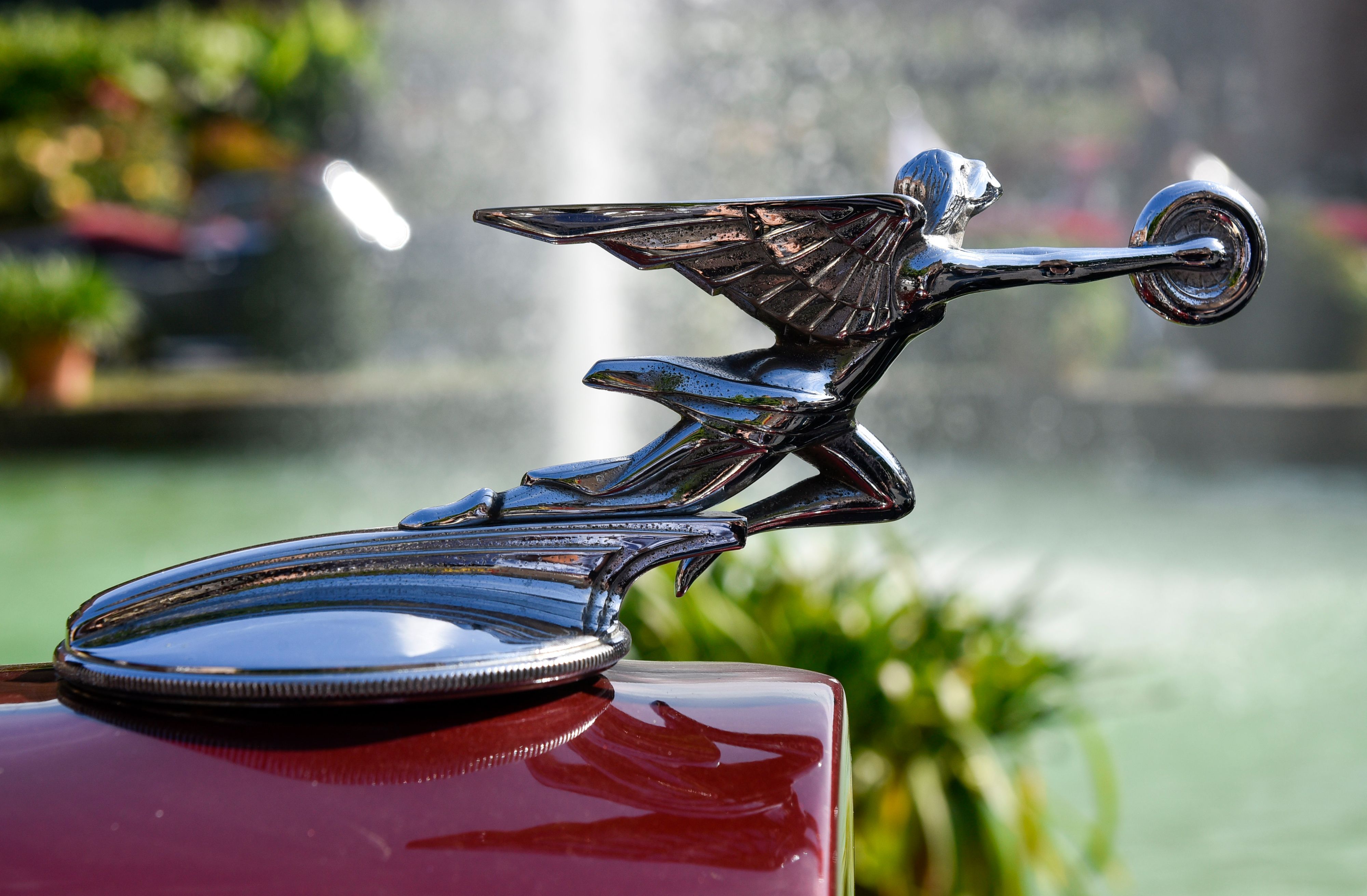 Ein Figur in Chrom ziert das US-Luxusauto Packard 1001.