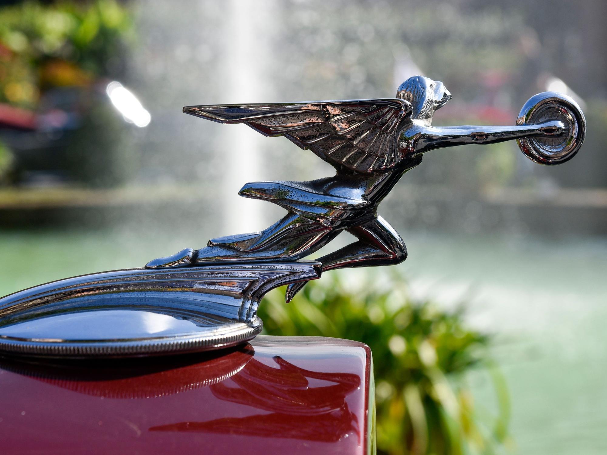 Ein Figur in Chrom ziert das US-Luxusauto Packard 1001.
