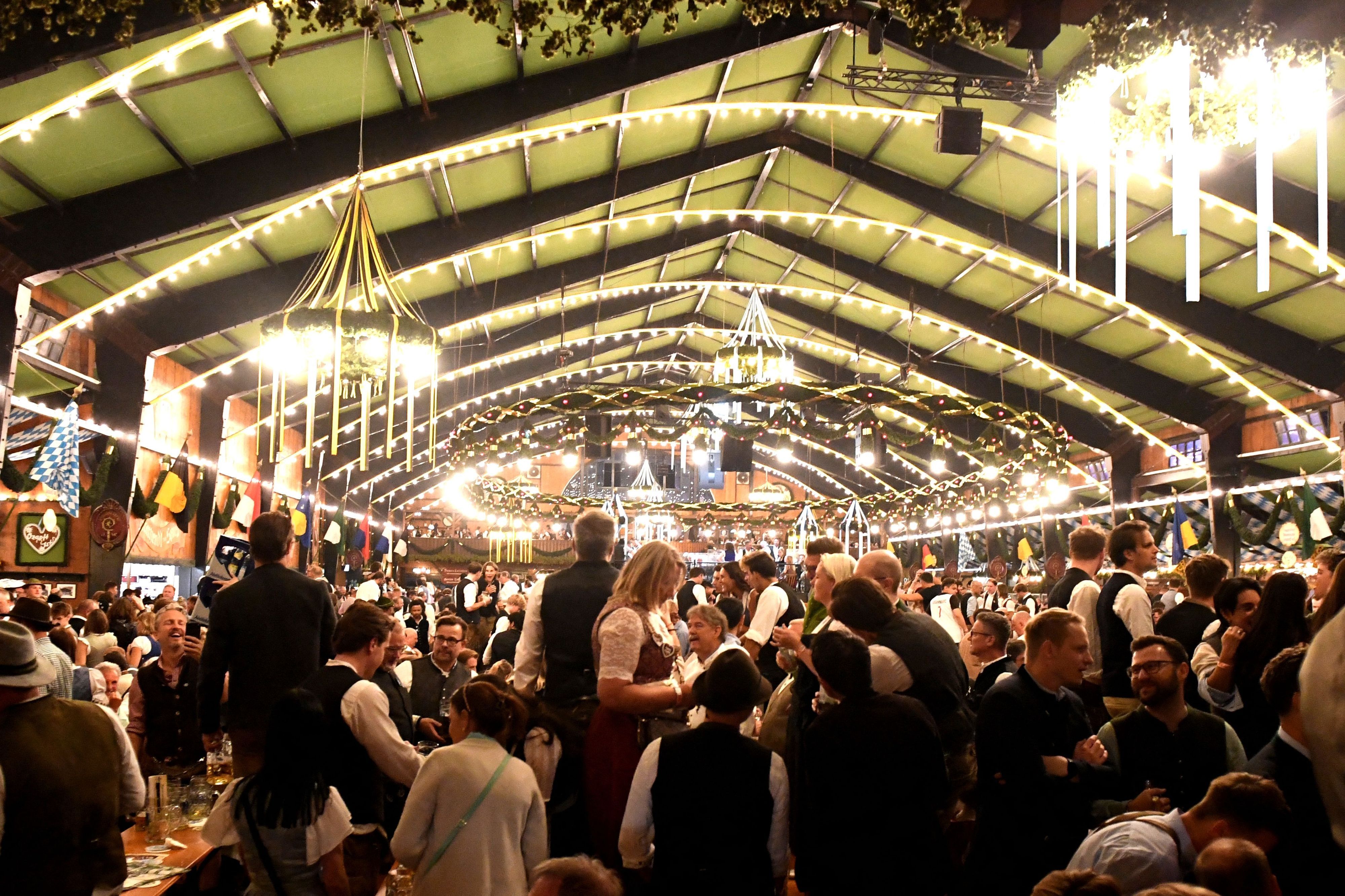 Oktoberfestbesucher feiern in der Augustiner Festhalle. Die 191. Wiesn findet vom 19. September bis zum 04. Oktober 2026 auf der Münchner Theresienwiese statt.