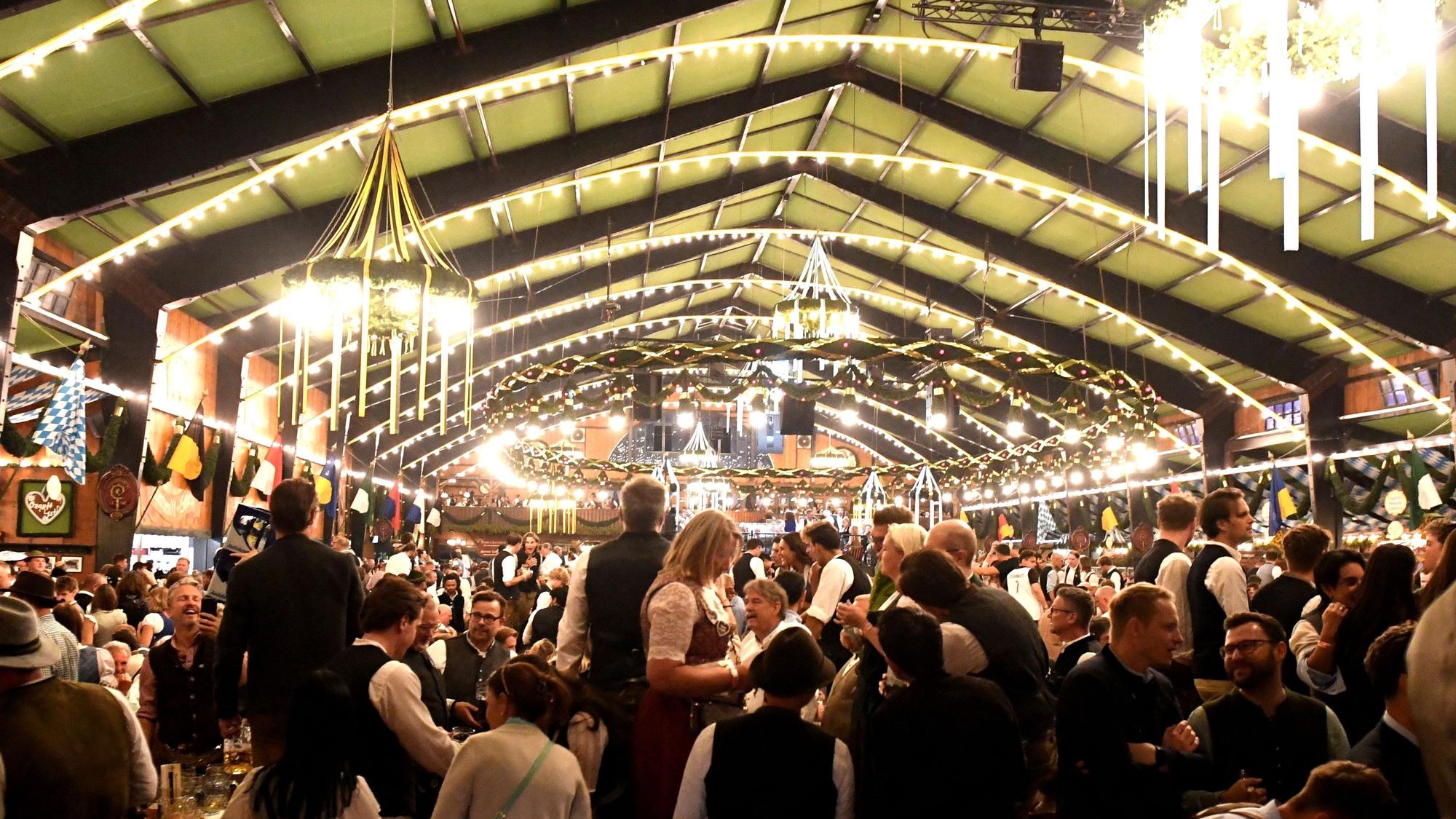 Oktoberfestbesucher feiern in der Augustiner Festhalle. Die 191. Wiesn findet vom 19. September bis zum 04. Oktober 2026 auf der Münchner Theresienwiese statt.