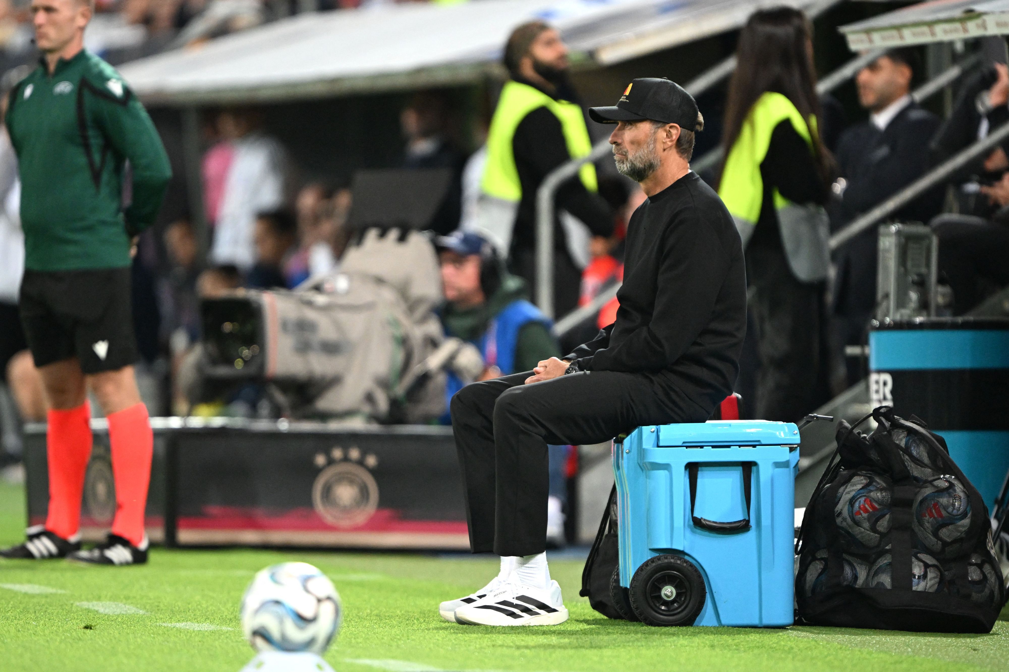 Jürgen Klopp sitzt während des Spiels am Seitenrand auf einer Kühlkiste.