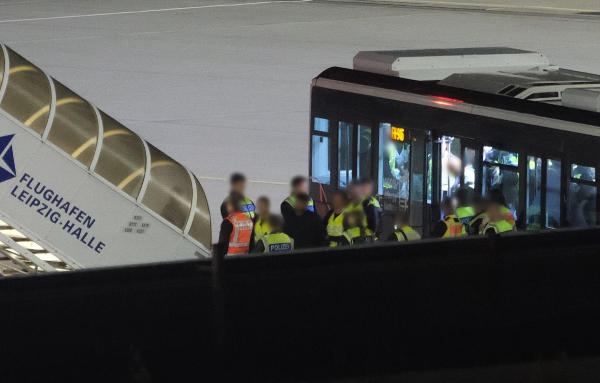 Bundespolizisten bringen einen Mann auf dem Flughafen Leipzig-Halle in ein Flugzeug. (Symbolbild)