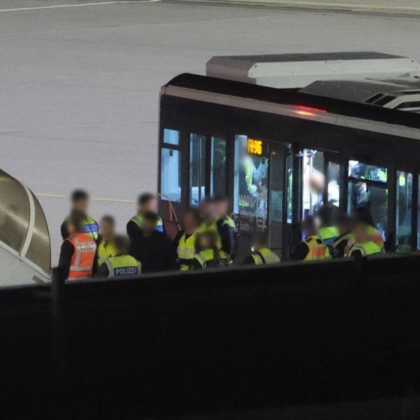 Bundespolizisten bringen einen Mann auf dem Flughafen Leipzig-Halle in ein Flugzeug. (Symbolbild)