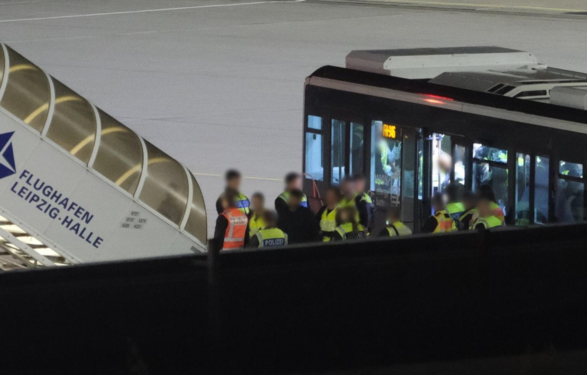 Bundespolizisten bringen einen Mann auf dem Flughafen Leipzig-Halle in ein Flugzeug. (Symbolbild)