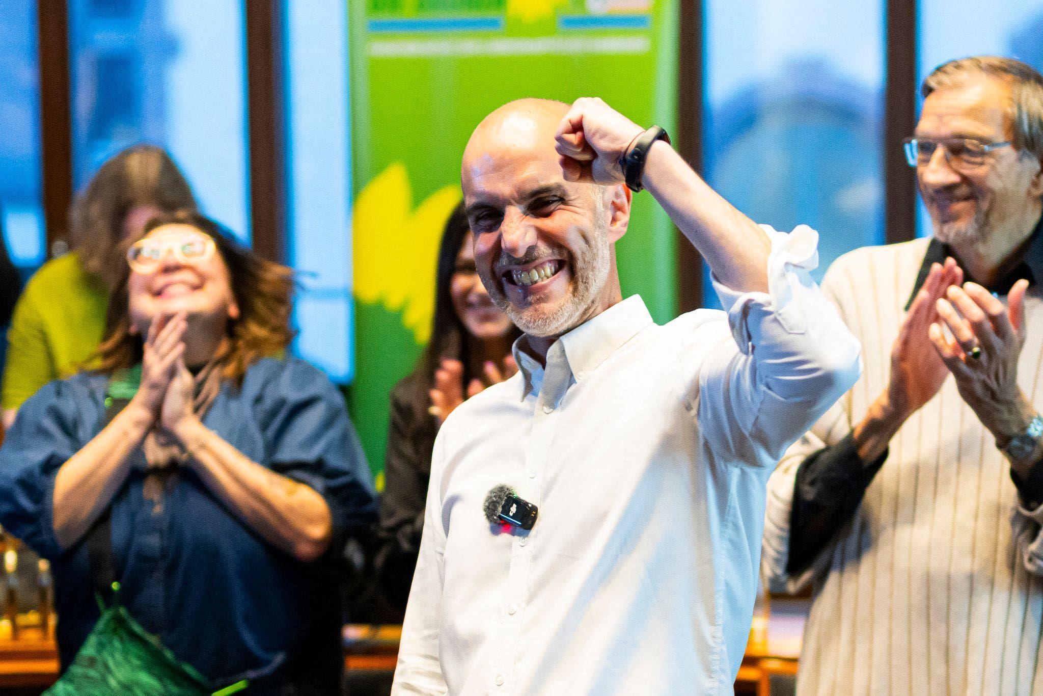 Belit Onay (Grüne) bleibt Oberbürgermeister der Stadt Hannover – und jubelt daher im Neuen Rathaus. /