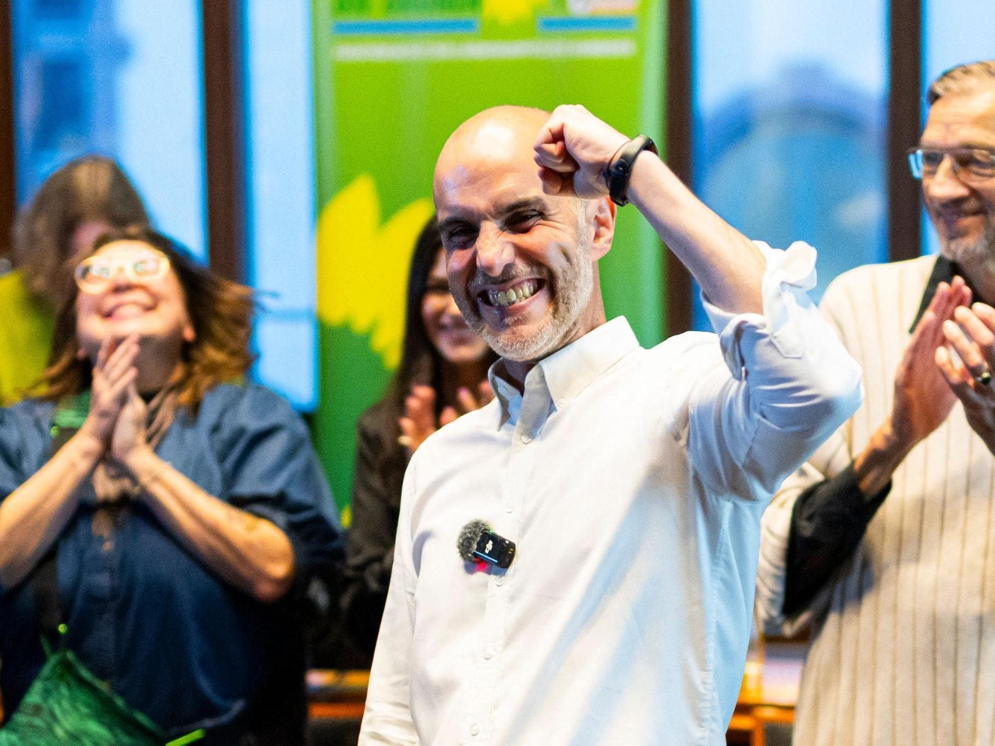 Belit Onay (Grüne) bleibt Oberbürgermeister der Stadt Hannover – und jubelt daher im Neuen Rathaus. /