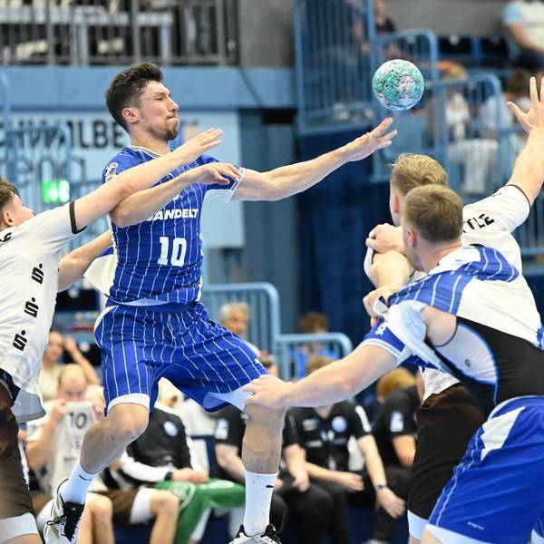 Spielszene mit Alex Dujshebaev im Mittelpunkt.
