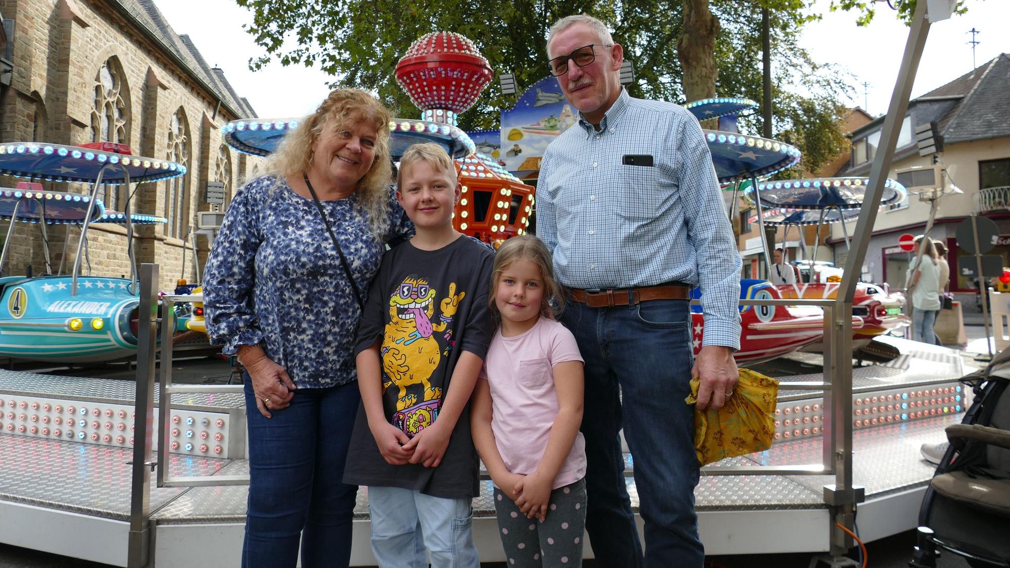 Annette und Franz Karl Küpper mit ihren Enkeln Linus und Lilia Sophie.