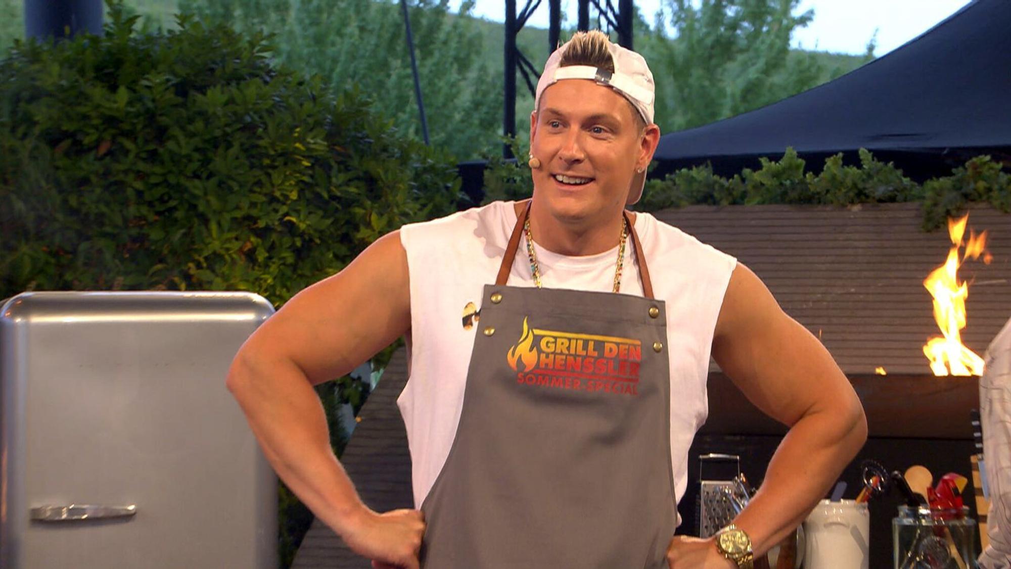 Calvin Kleinen trat mit „Roadkill-Chicken mit Pfirsich-Chutney und gegrilltem Lauch“ gegen Henssler in der Hauptspeise an. (Bild: RTL)
