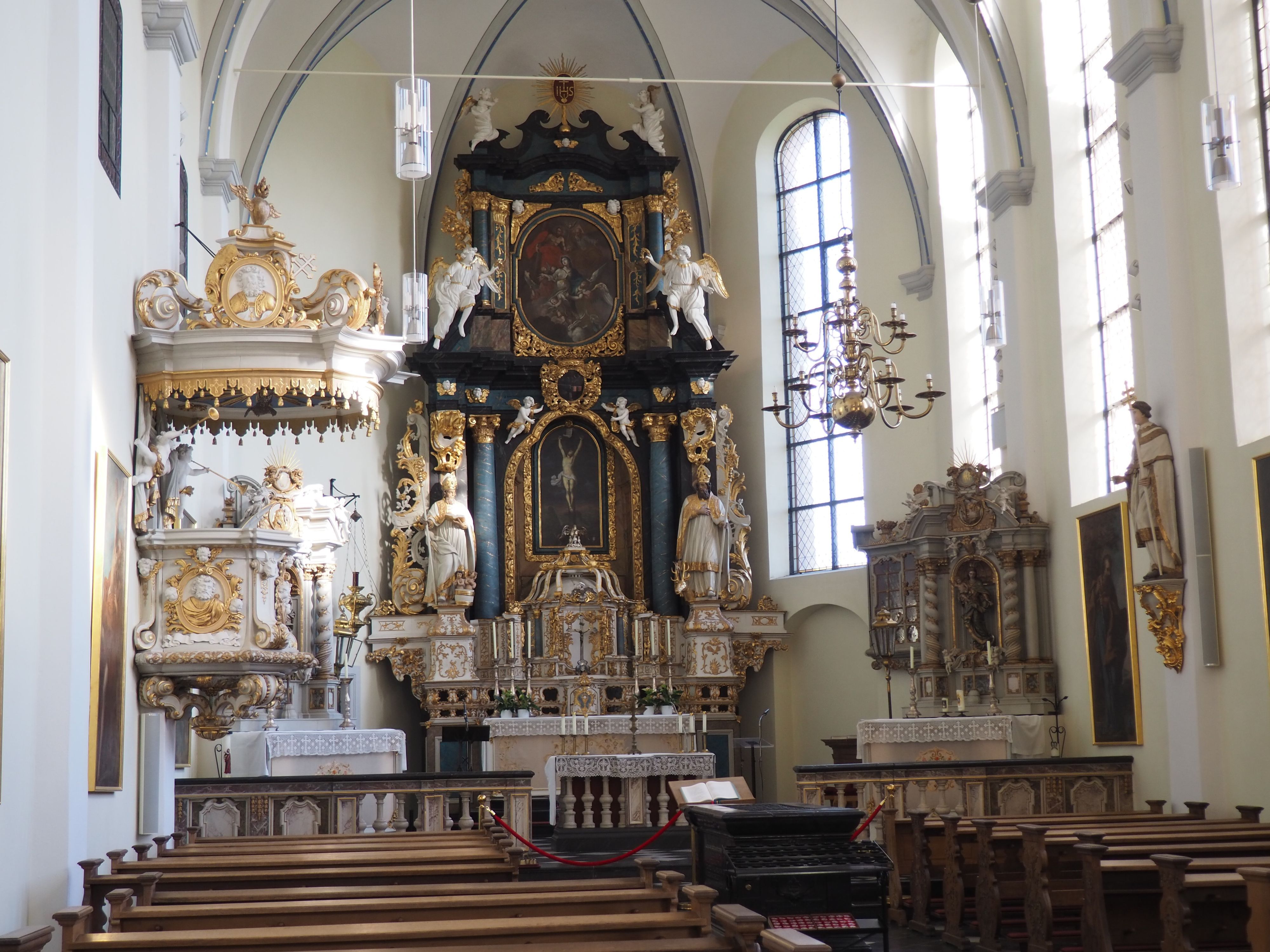 Der reich geschmückte Altarraum der Kirche St. Nikolau in Zülpich-Füssenich.