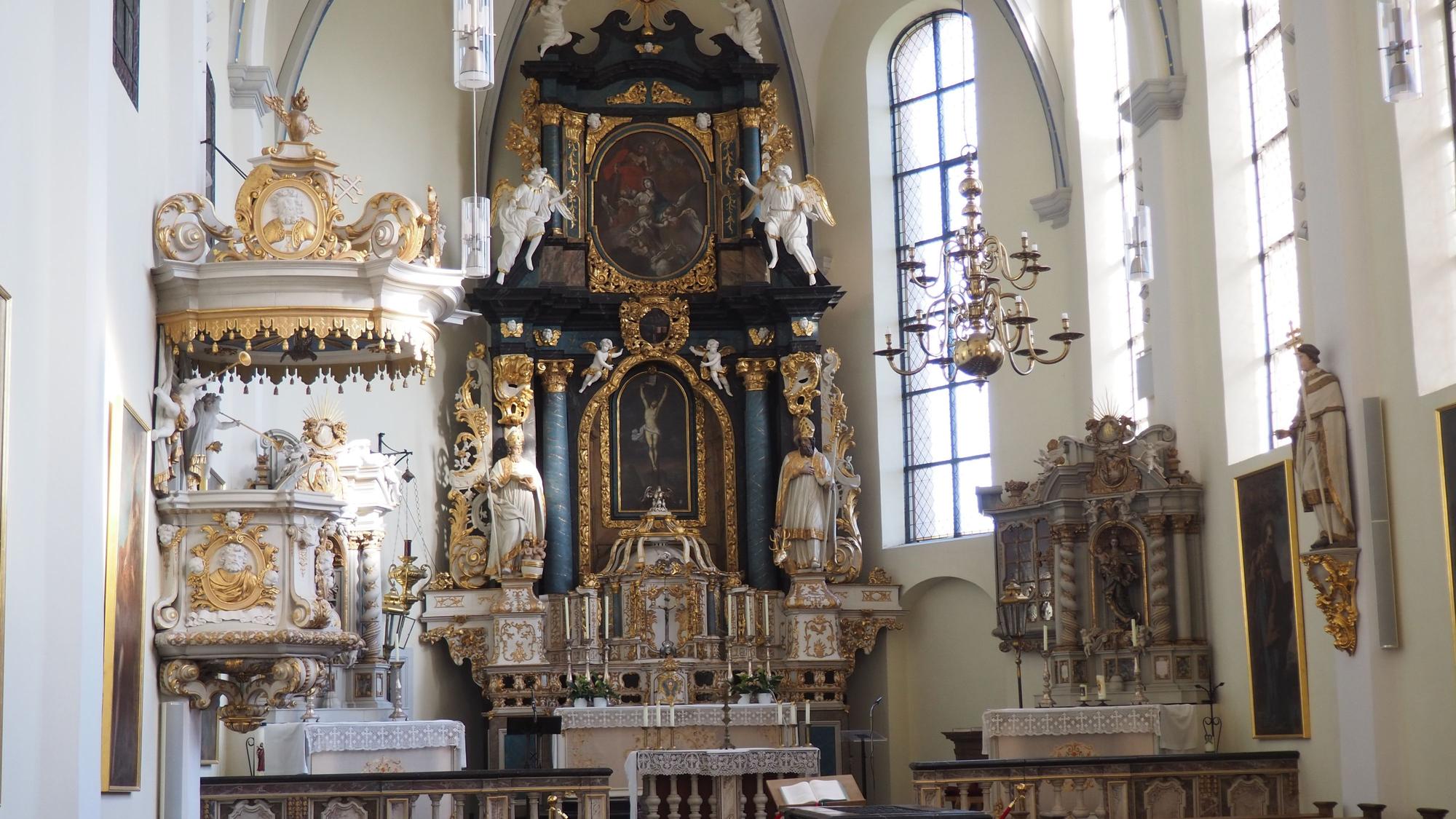 Der reich geschmückte Altarraum der Kirche St. Nikolau in Zülpich-Füssenich.
