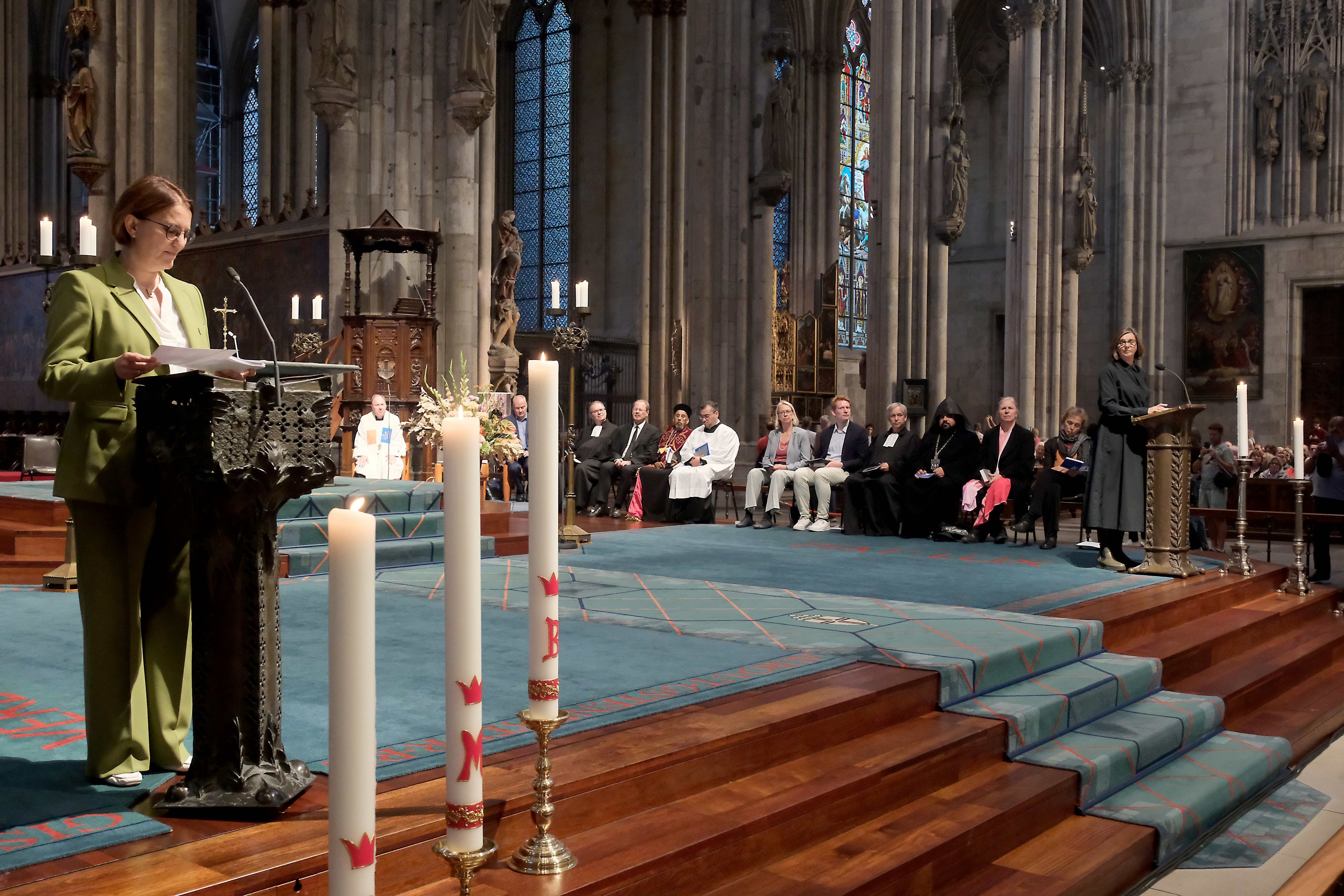 Dörte Diemert (links) und Katrin Göring-Eckardt bei ihrer Ansprache im Kölner Dom